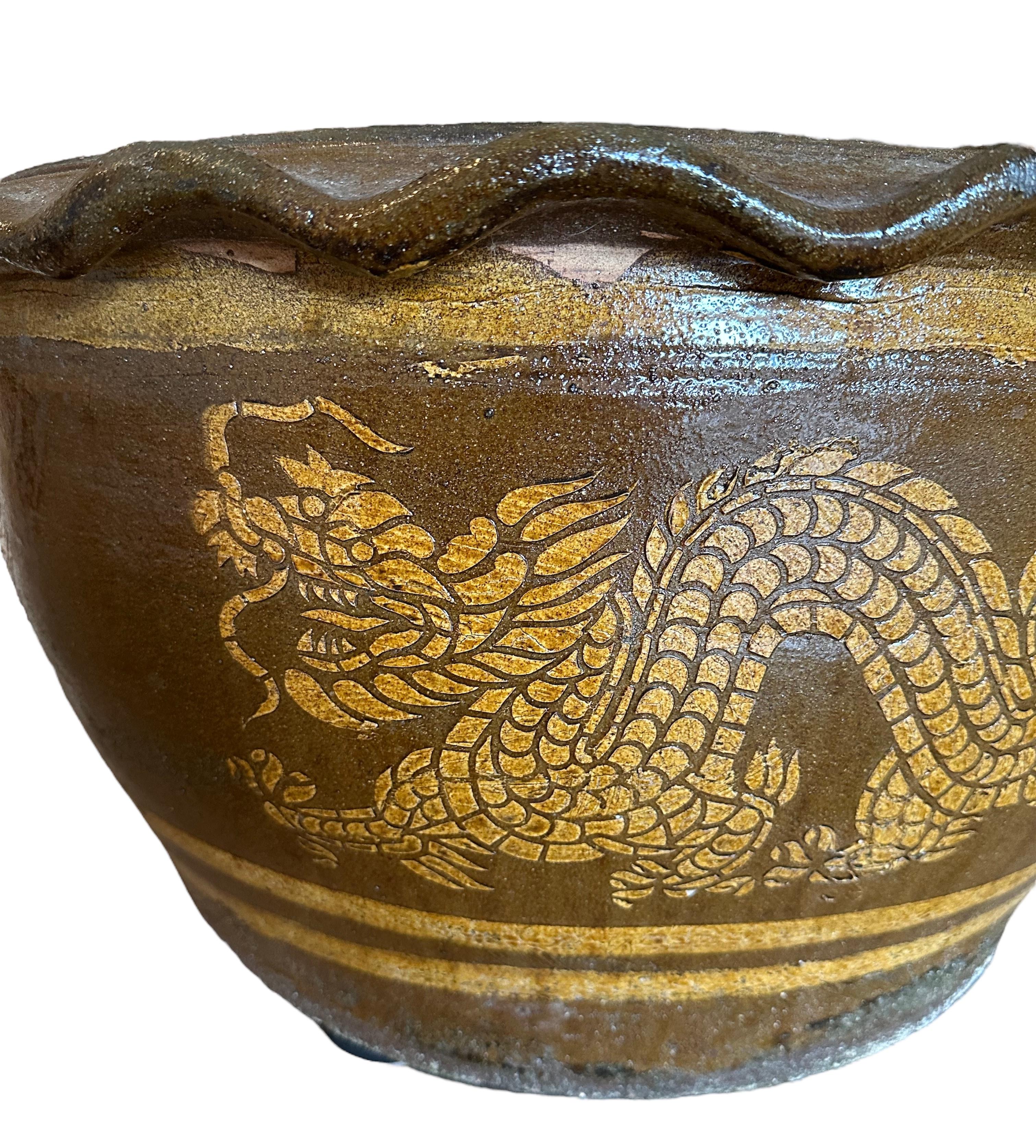 Antiquité circa 1900 Très grande jardinière chinoise en forme de dragon en faïence  Bon état - En vente à Jupiter, FL