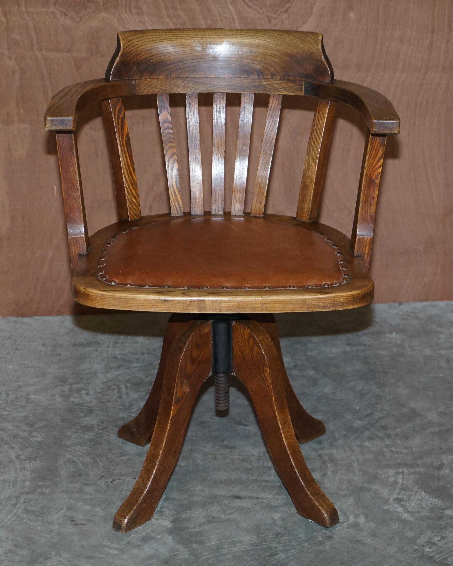 Nous sommes ravis de proposer ce fauteuil de directeur restauré, datant de 1900, avec une assise en cuir marron.

Cette chaise est vraiment exquise, elle a un cadre en chêne tigré, ce qui signifie que le bois a été coupé en biais pour lui donner