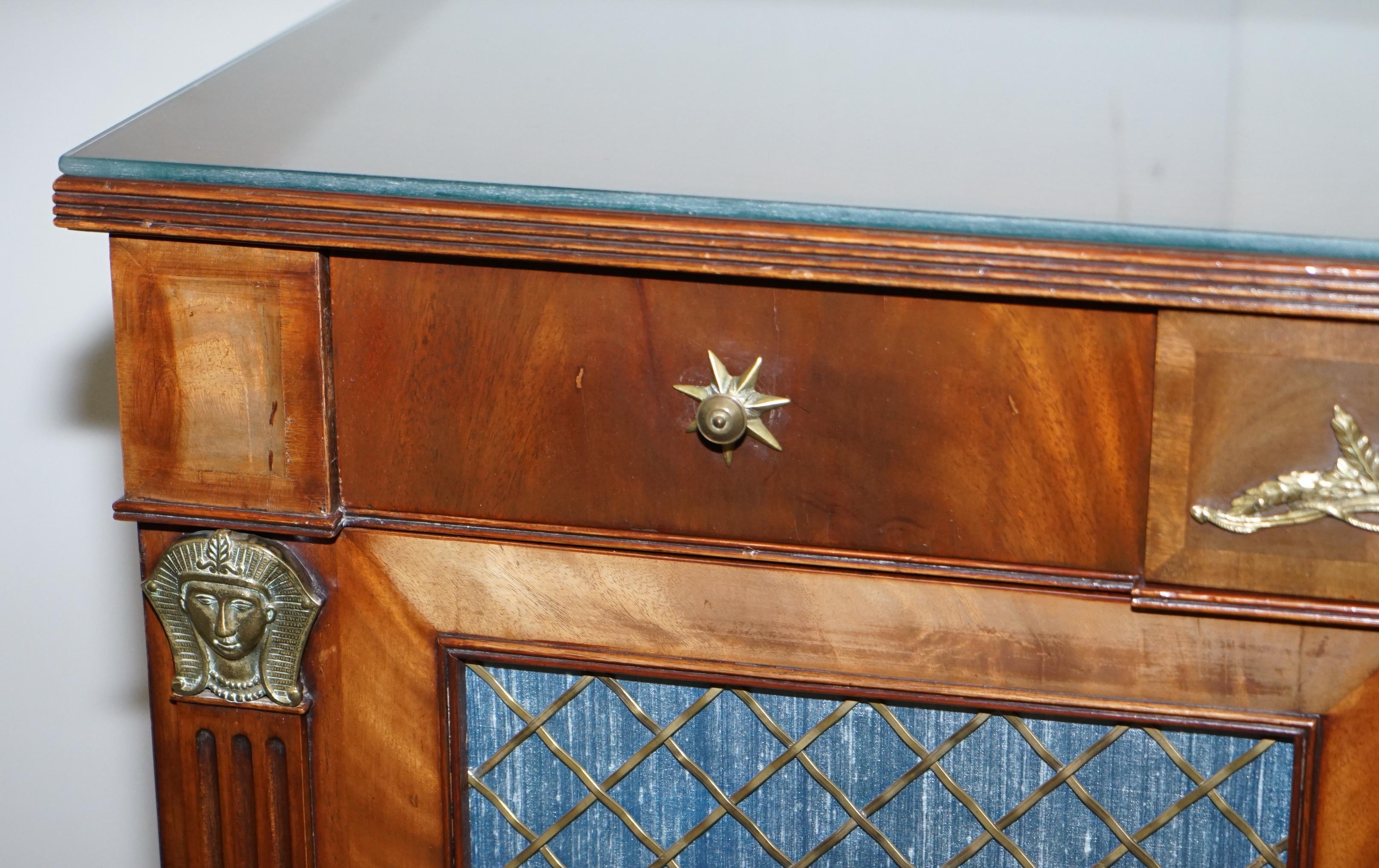 Antiguo aparador de madera noble flameada y bronce dorado de circa 1900 al gusto de la Regencia en venta 2
