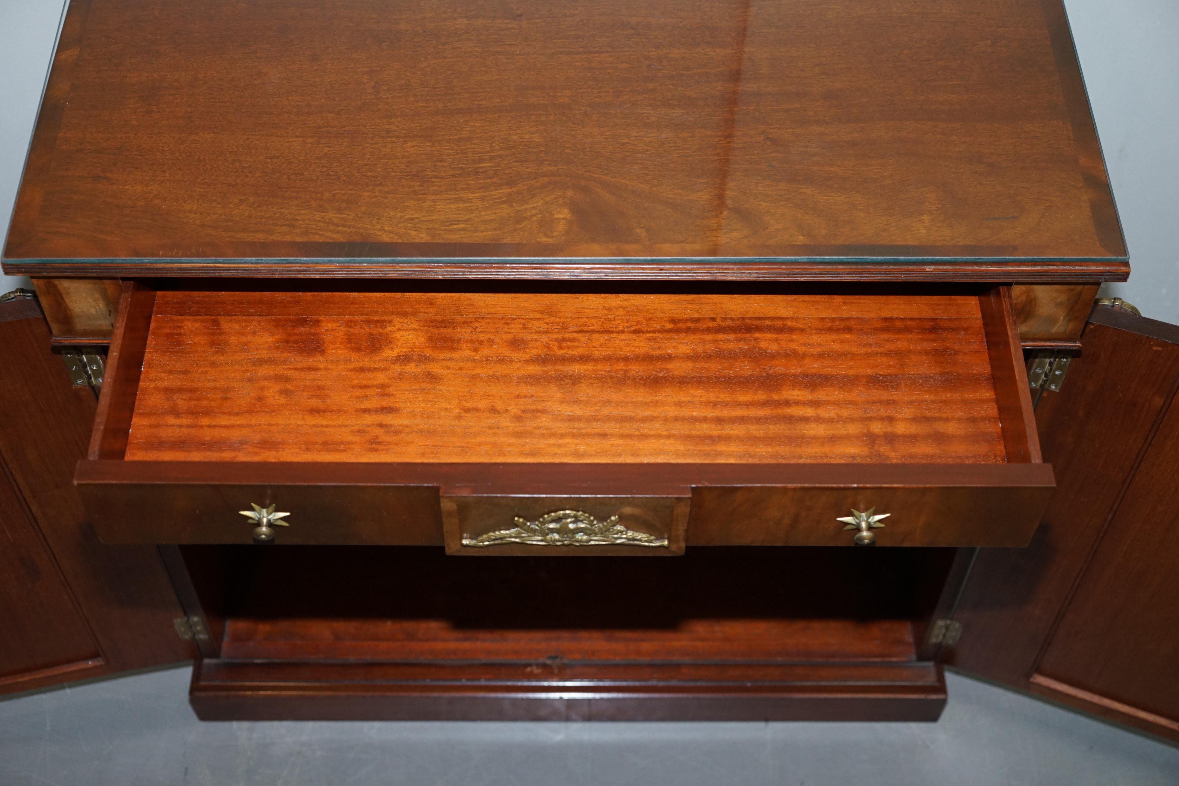 Antiguo aparador de madera noble flameada y bronce dorado de circa 1900 al gusto de la Regencia en venta 9