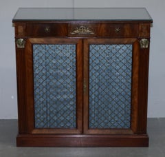 Antica credenza del 1900 circa in legno massiccio flambato e bronzo dorato, in stile Regenza