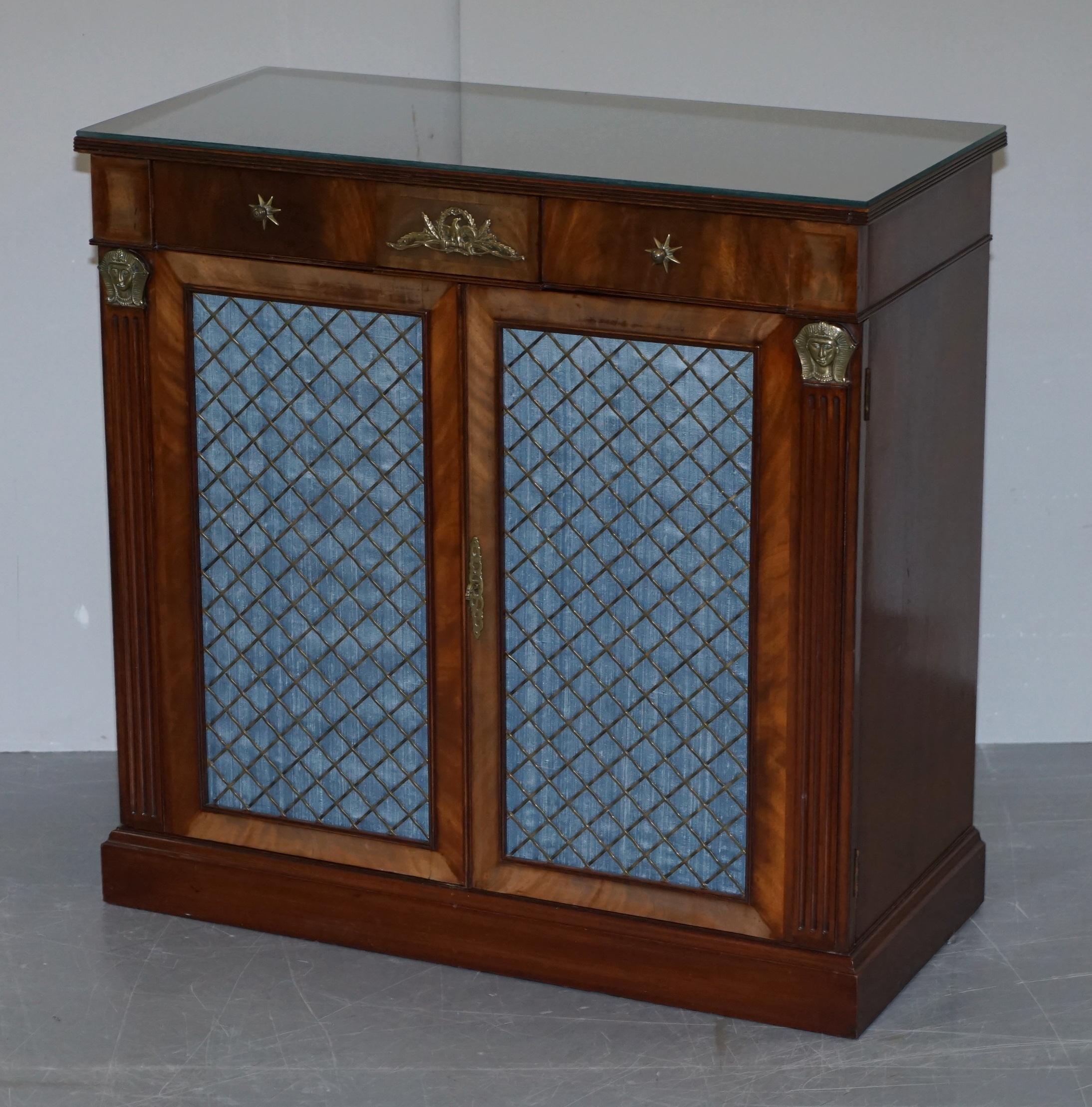 Antiguo aparador de madera noble flameada y bronce dorado de circa 1900 al gusto de la Regencia Renacimiento egipcio en venta