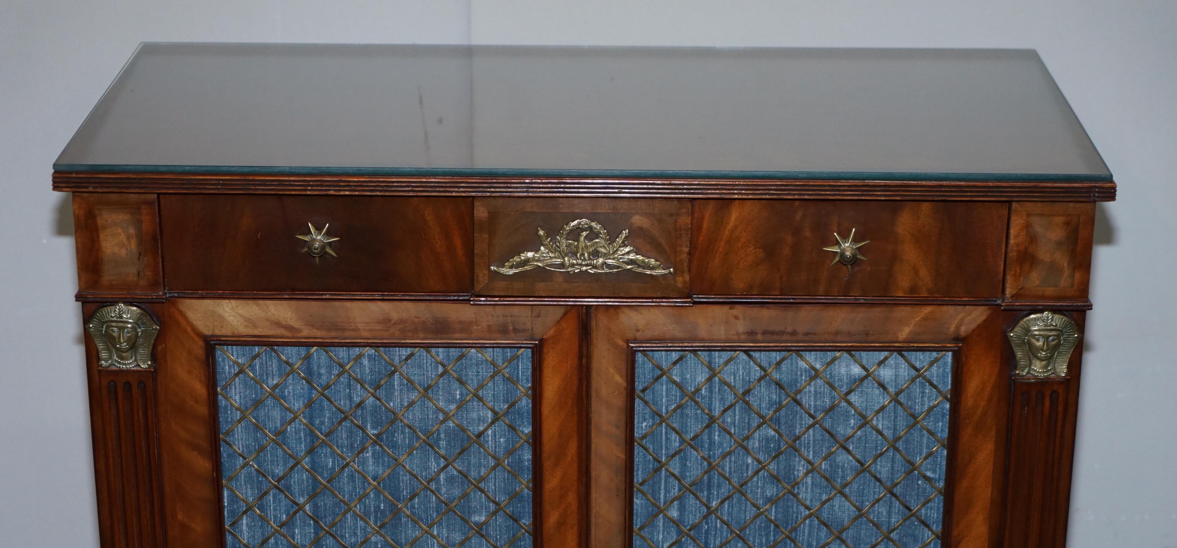 Antikes Sideboard aus geflammtem Hartholz und vergoldeter Bronze im Regency-Stil, um 1900 (Handgefertigt) im Angebot