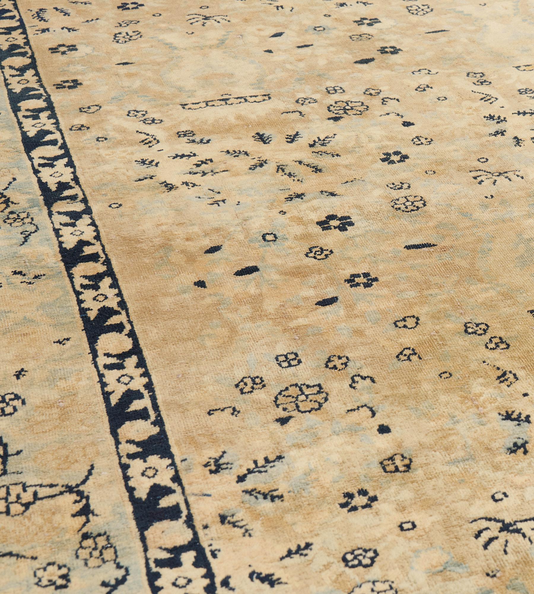 Antiker CIRCA-1900 Persischer Kirman-Teppich aus geblümter Wolle (Handgeknüpft) im Angebot