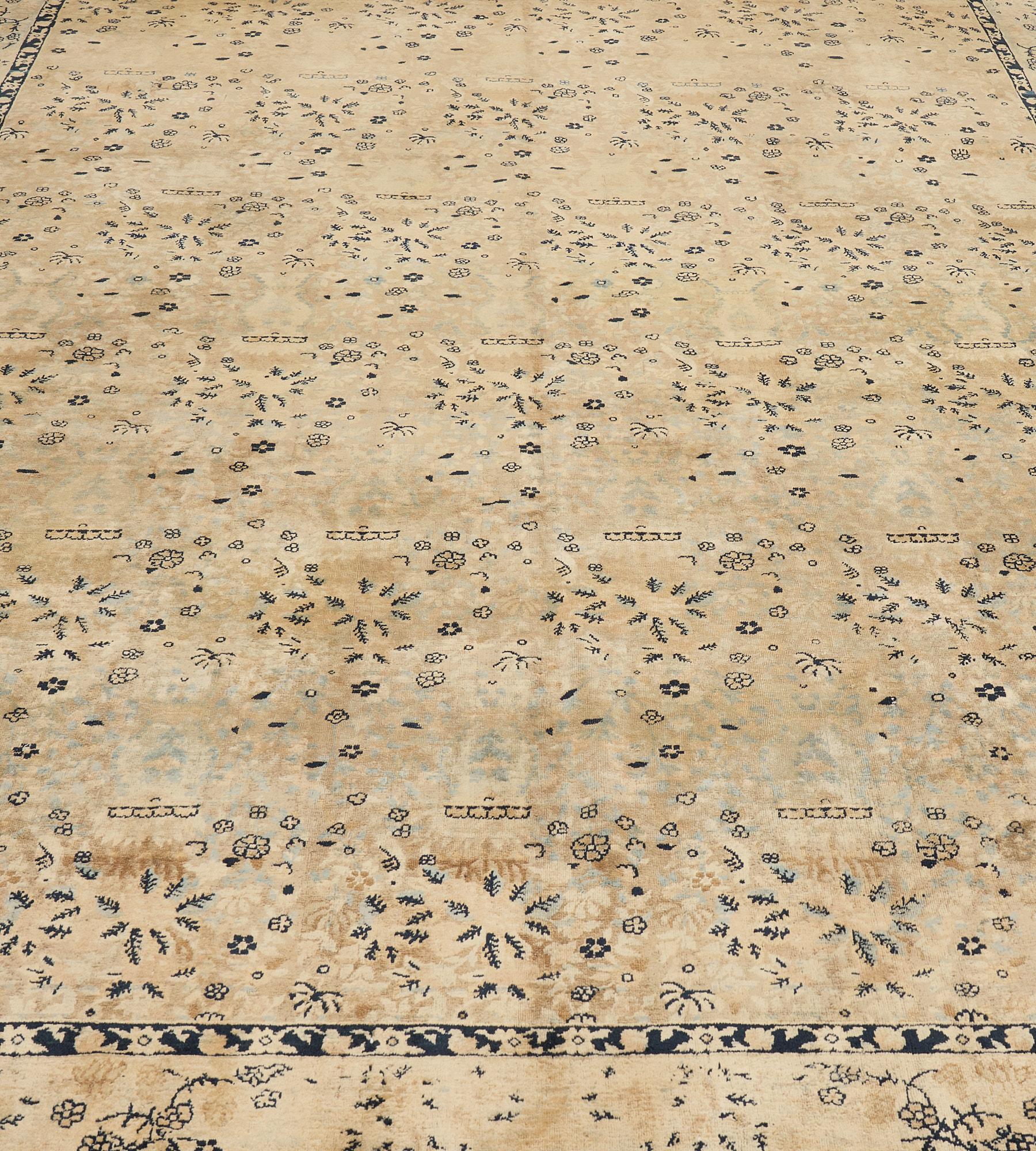 Antiker CIRCA-1900 Persischer Kirman-Teppich aus geblümter Wolle im Angebot 1