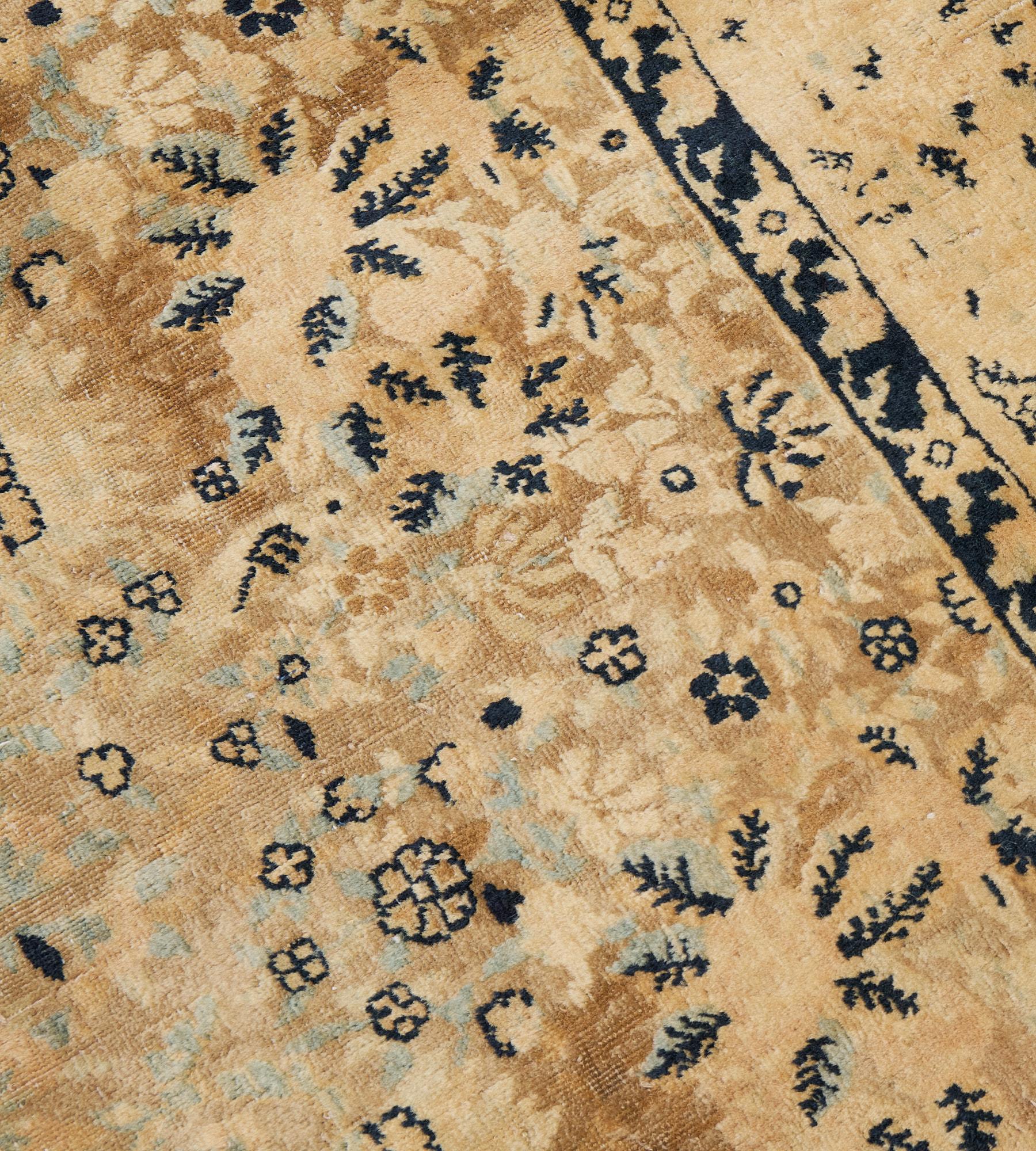 Antiker CIRCA-1900 Persischer Kirman-Teppich aus geblümter Wolle im Angebot 3