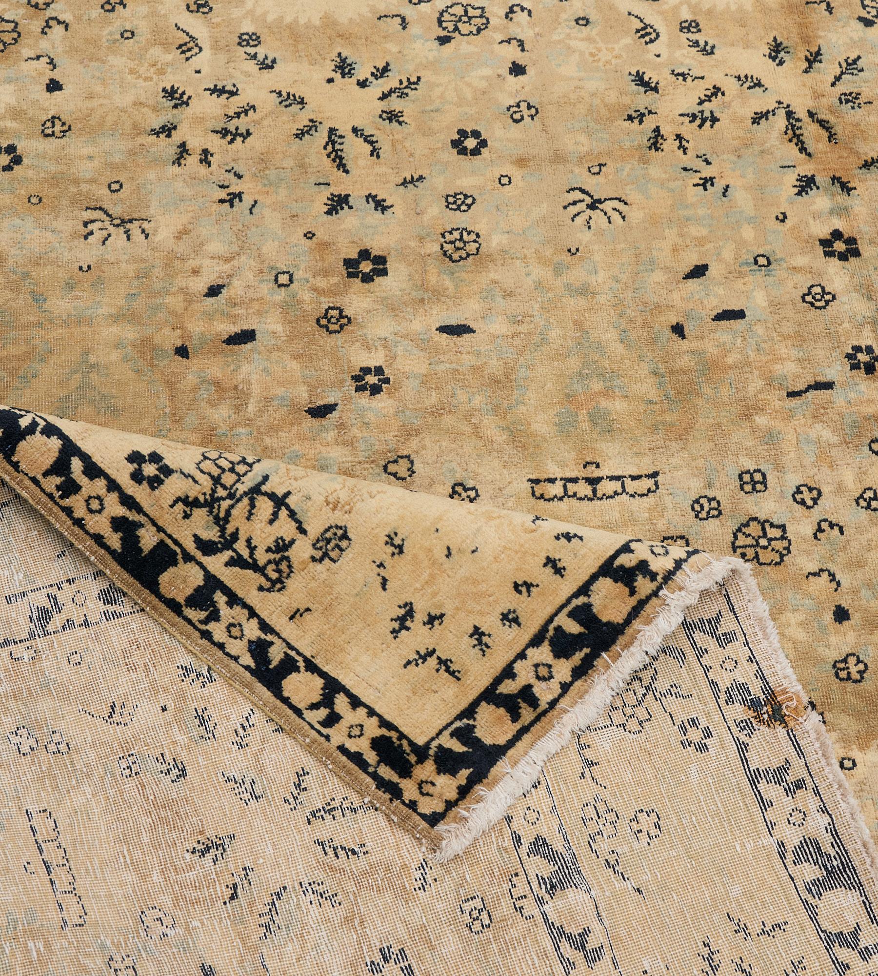 Antiker CIRCA-1900 Persischer Kirman-Teppich aus geblümter Wolle im Angebot 4