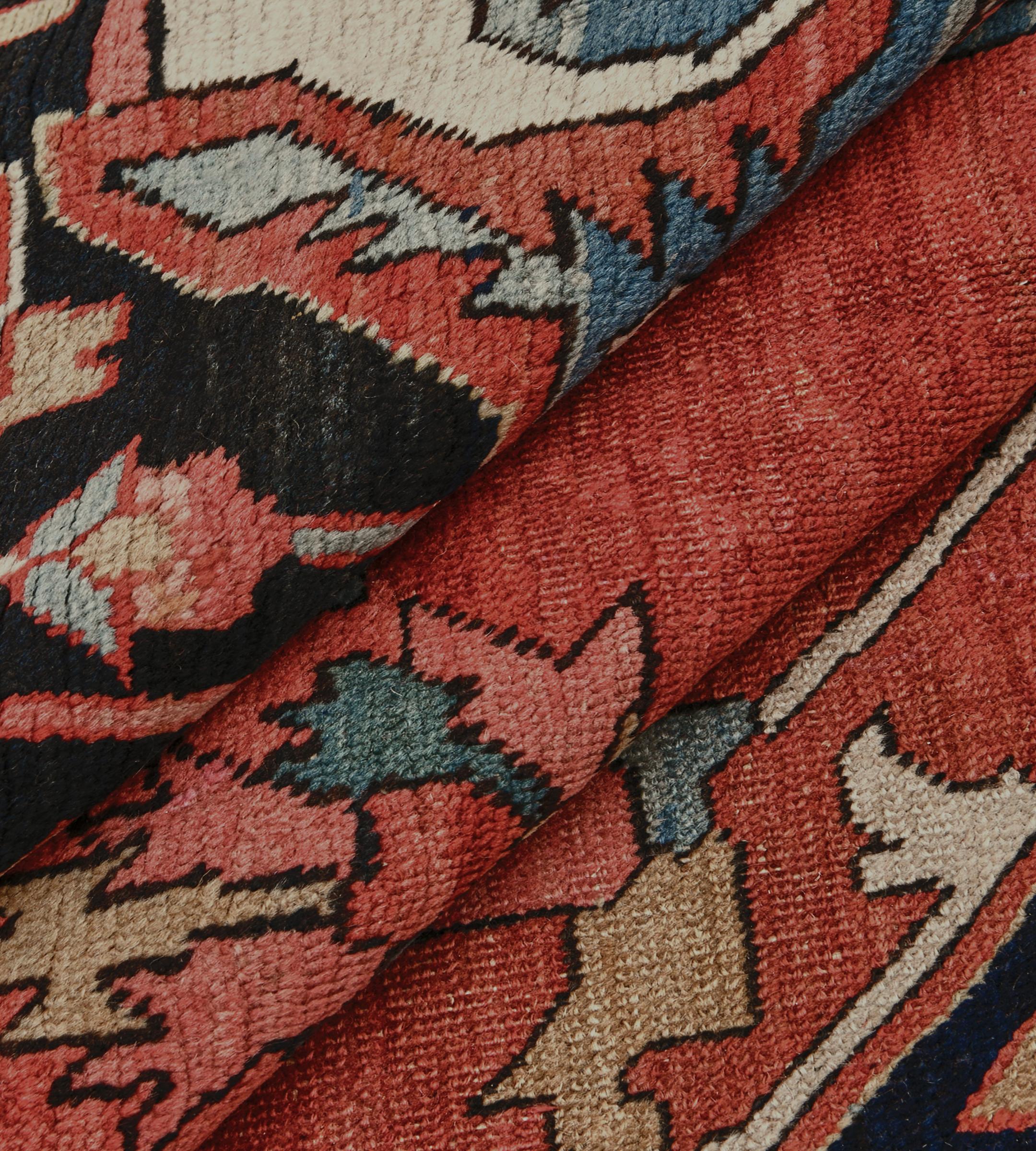 Antigua Alfombra Persa Serapi de Lana Roja Tejida a Mano Circa-1900 en venta 7