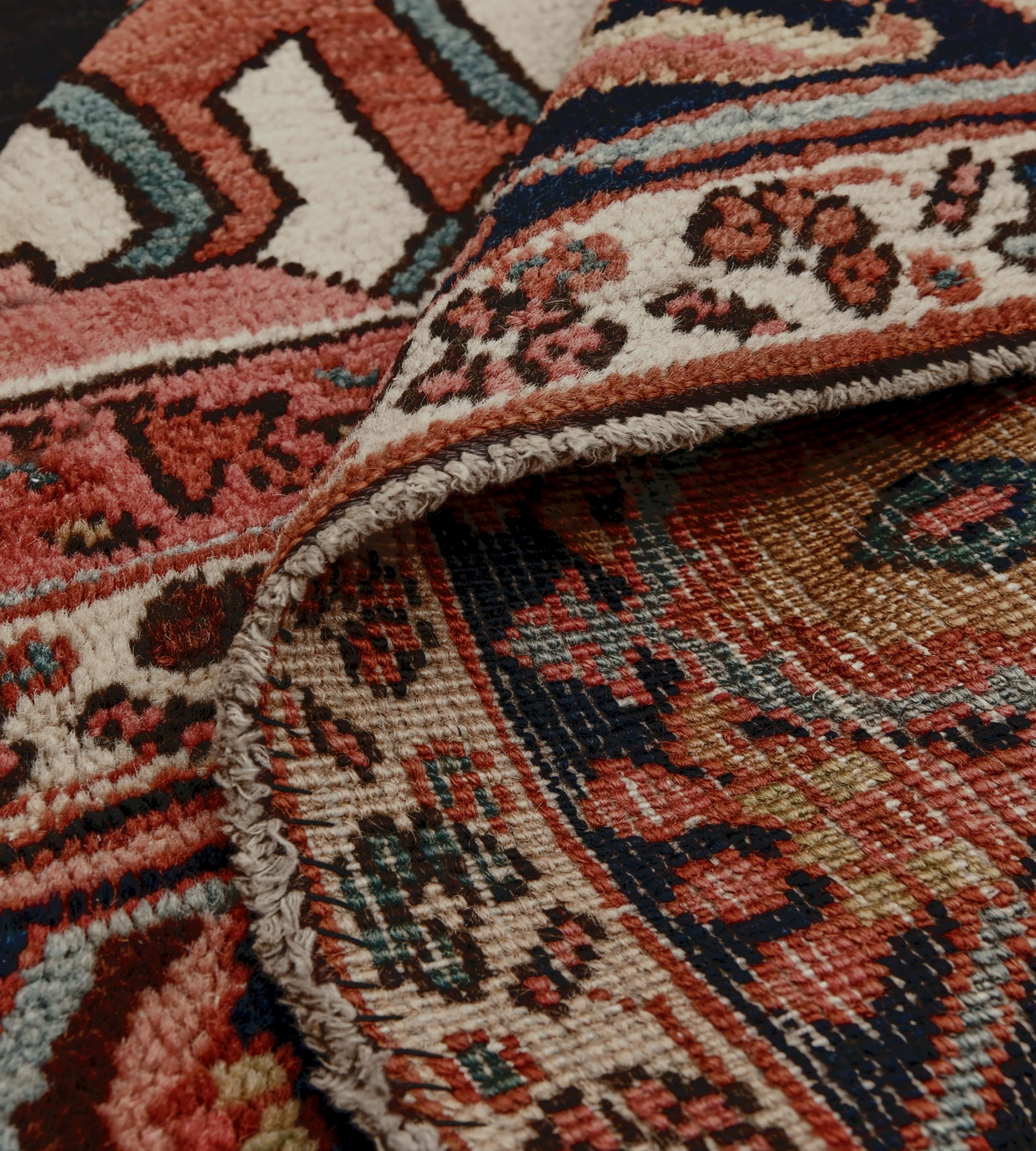 Antigua Alfombra Persa Serapi de Lana Roja Tejida a Mano Circa-1900 en venta 8