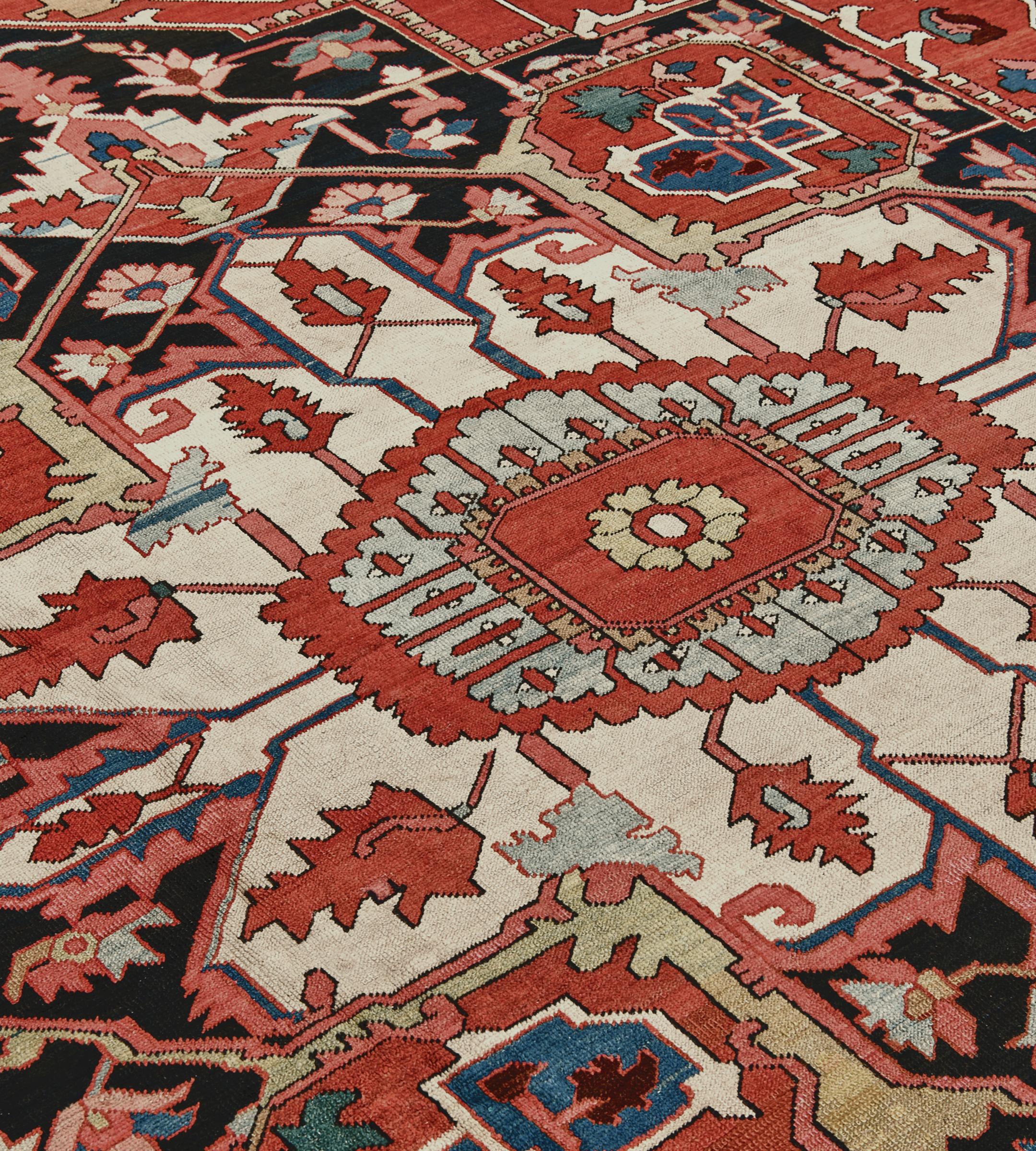 Antigua Alfombra Persa Serapi de Lana Roja Tejida a Mano Circa-1900 en Bueno estado para la venta en West Hollywood, CA