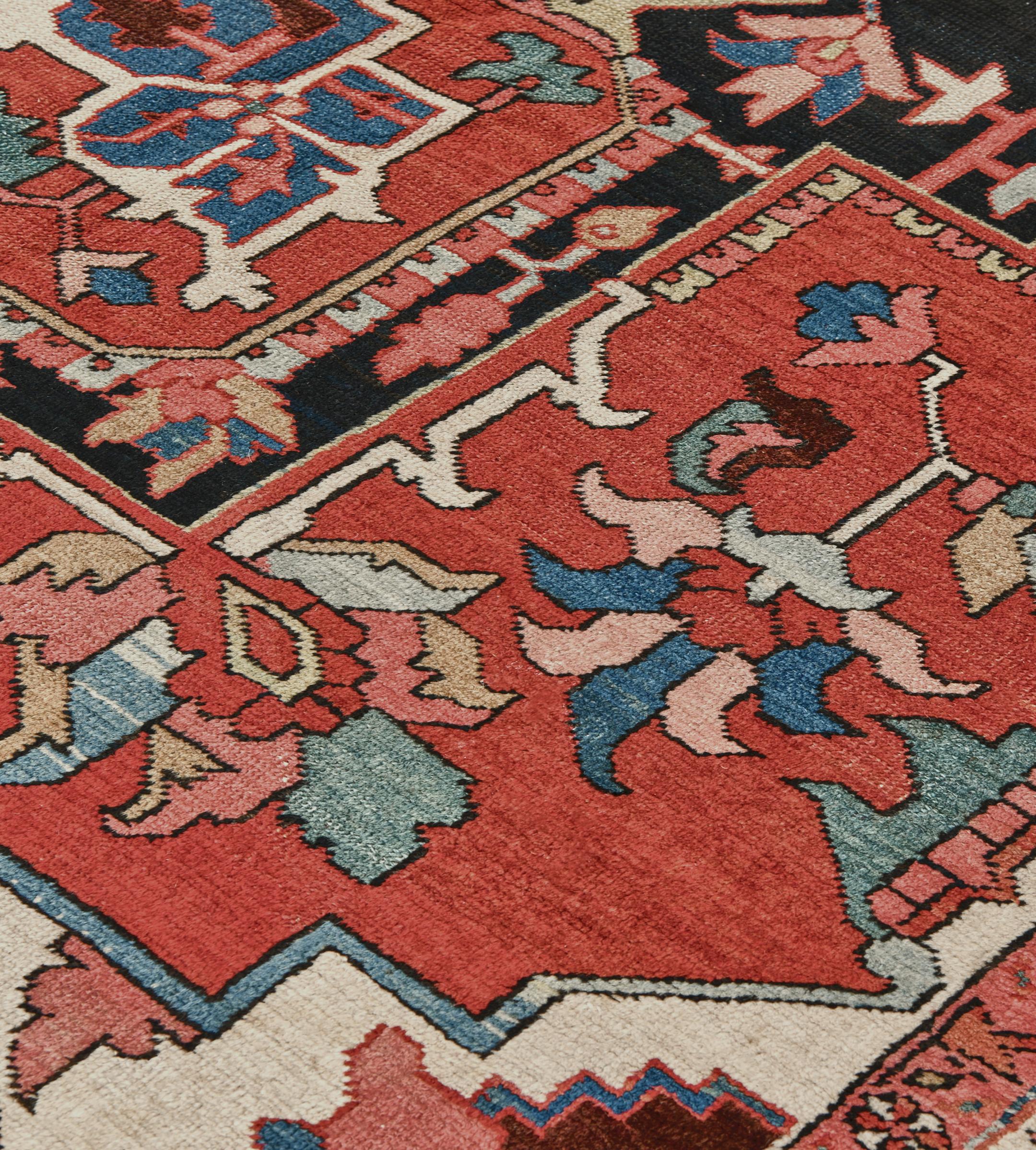 Antigua Alfombra Persa Serapi de Lana Roja Tejida a Mano Circa-1900 siglo XIX en venta