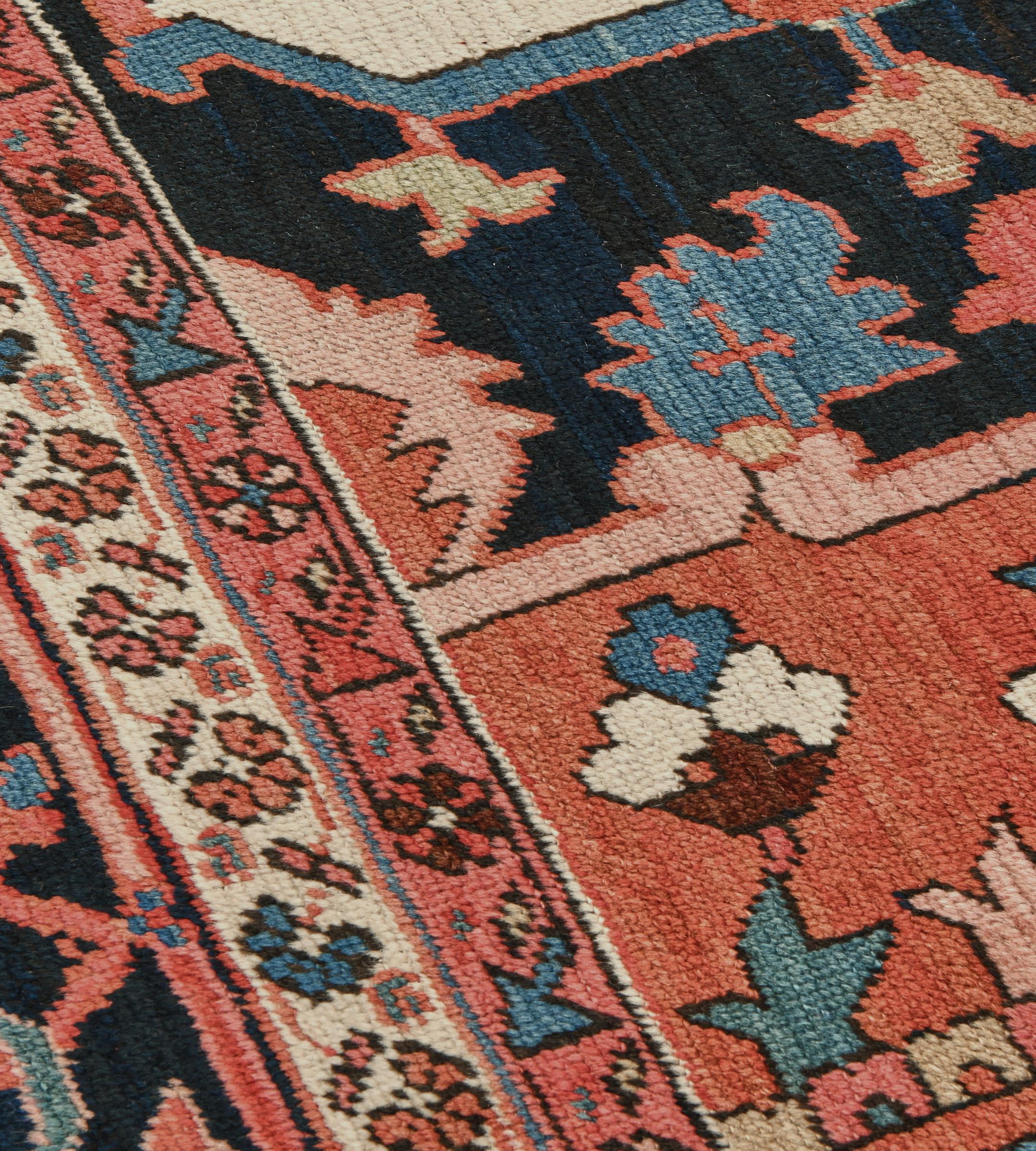 Antigua Alfombra Persa Serapi de Lana Roja Tejida a Mano Circa-1900 en venta 1