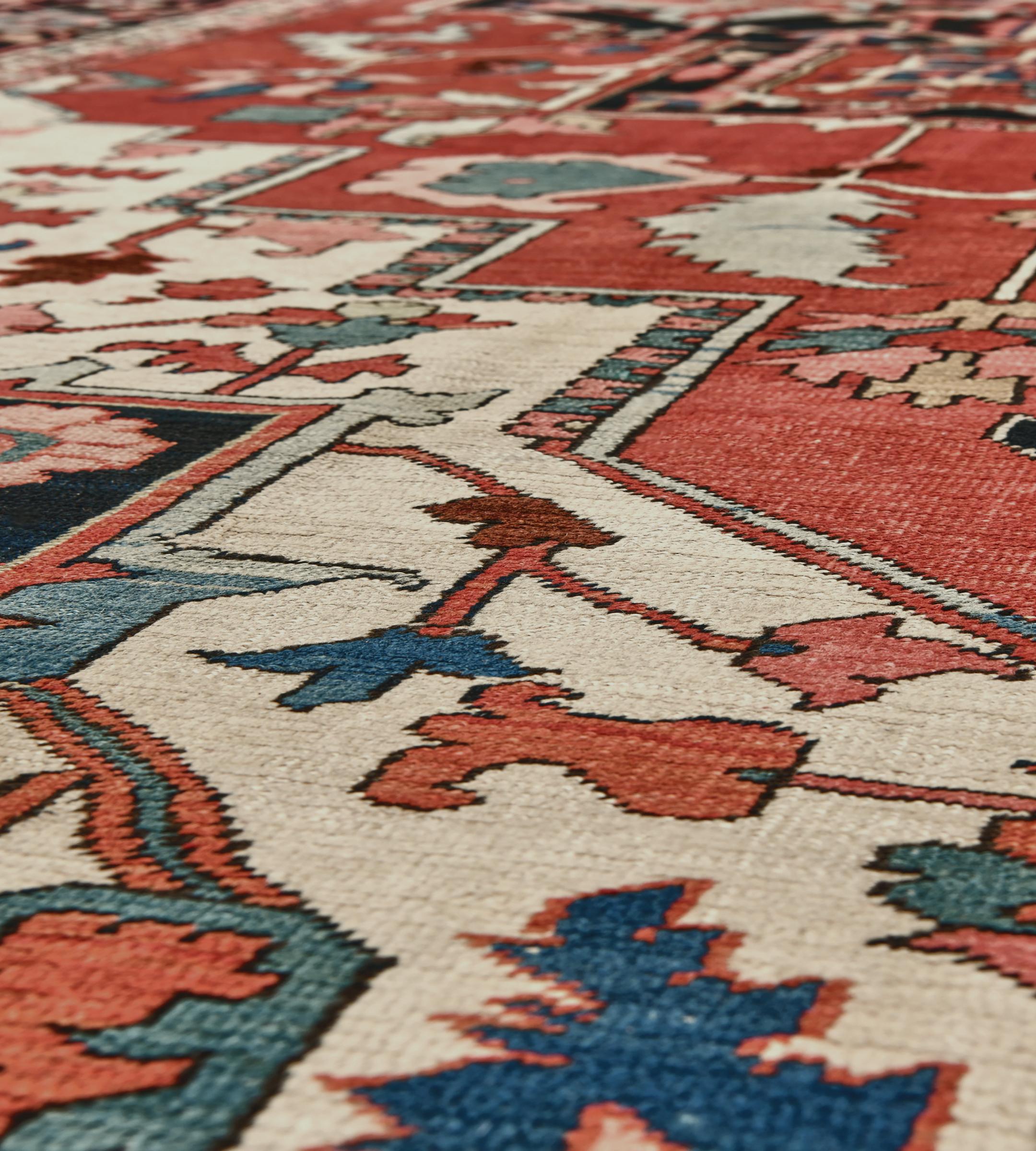 Antigua Alfombra Persa Serapi de Lana Roja Tejida a Mano Circa-1900 en venta 2