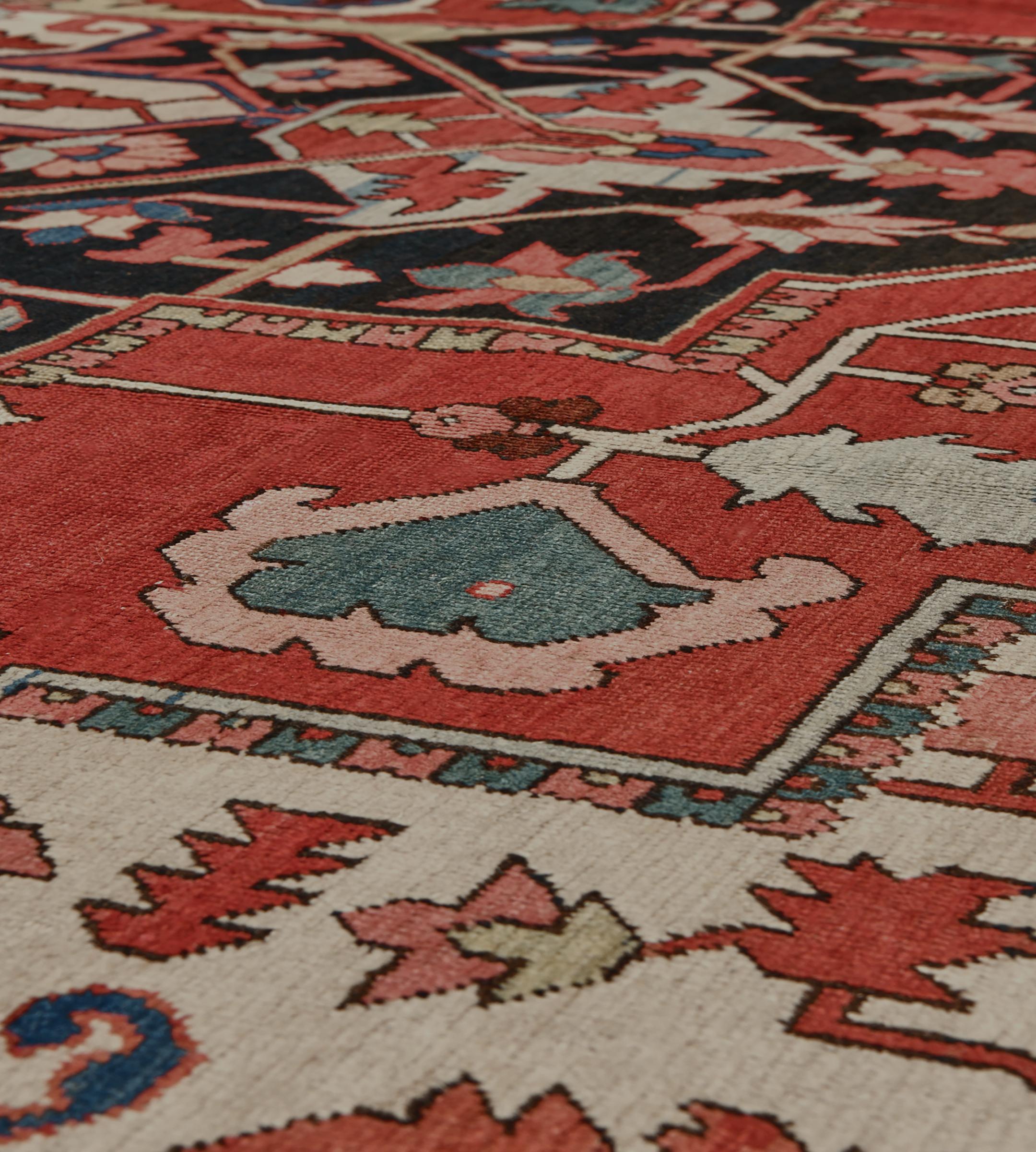 Antigua Alfombra Persa Serapi de Lana Roja Tejida a Mano Circa-1900 en venta 3