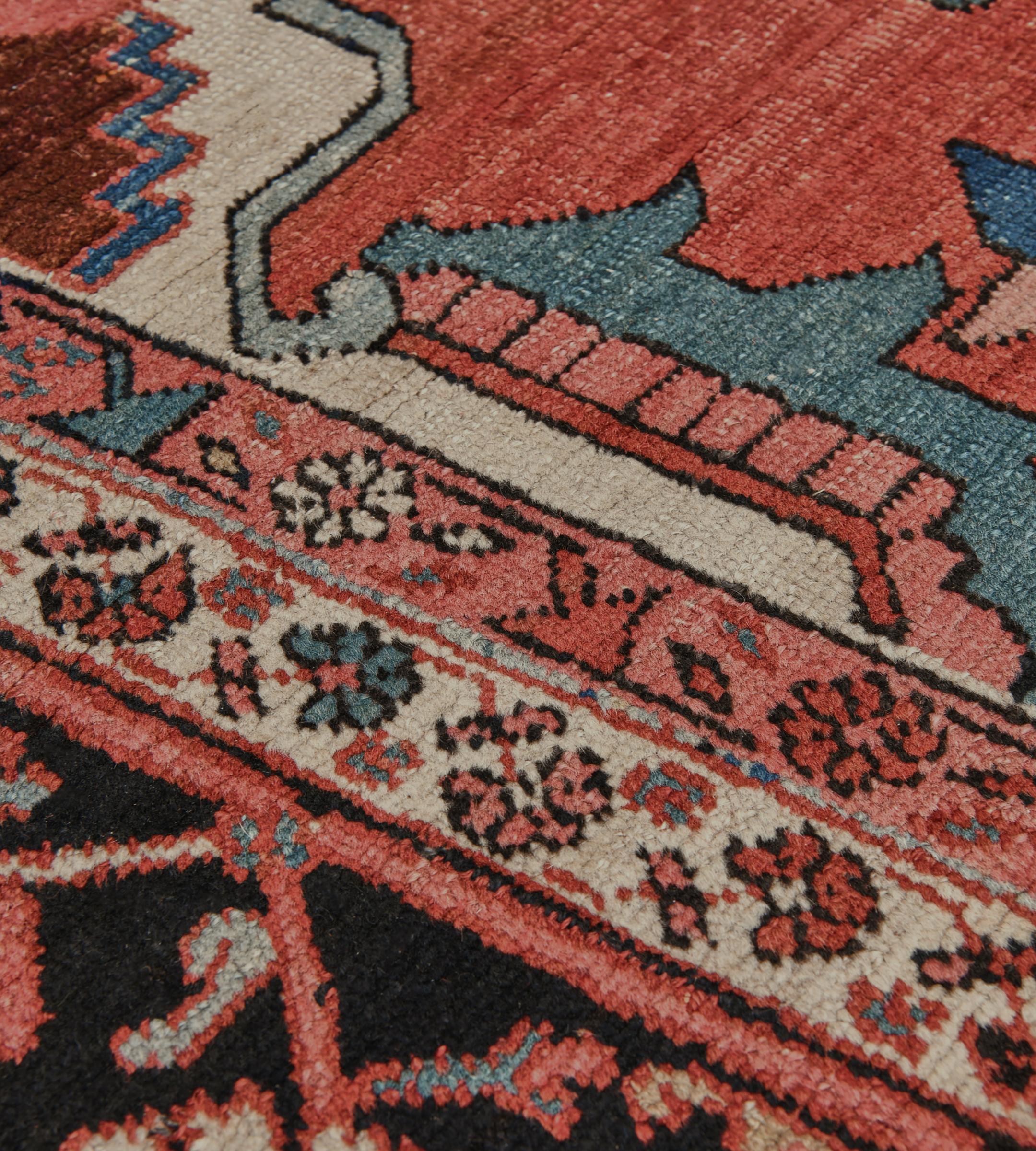 Antigua Alfombra Persa Serapi de Lana Roja Tejida a Mano Circa-1900 en venta 4