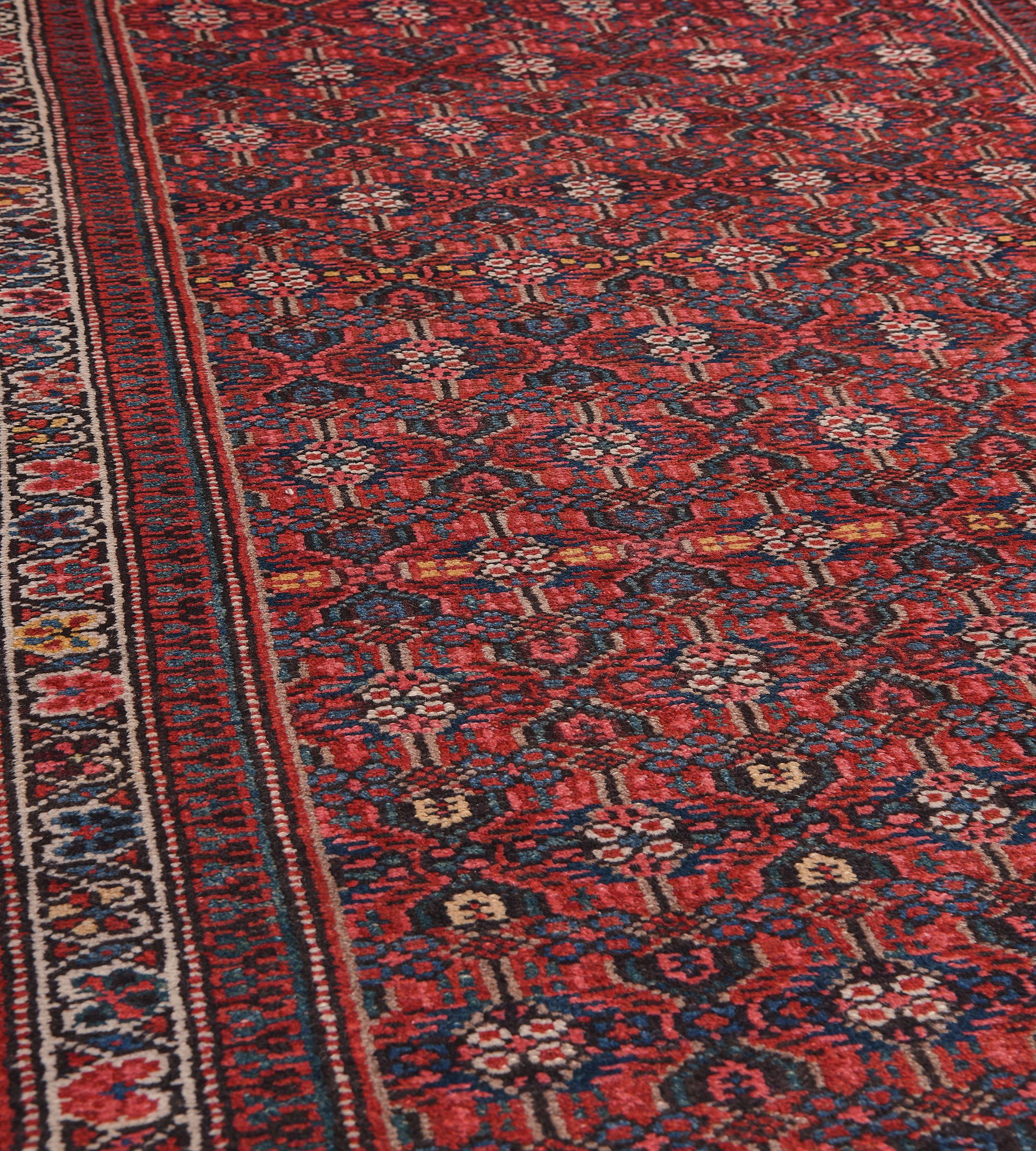Annodato a mano Antico runner persiano Serab tessuto a mano in lana con motivi floreali color ciliegio e rosso, risalente a circa il 1800. in vendita