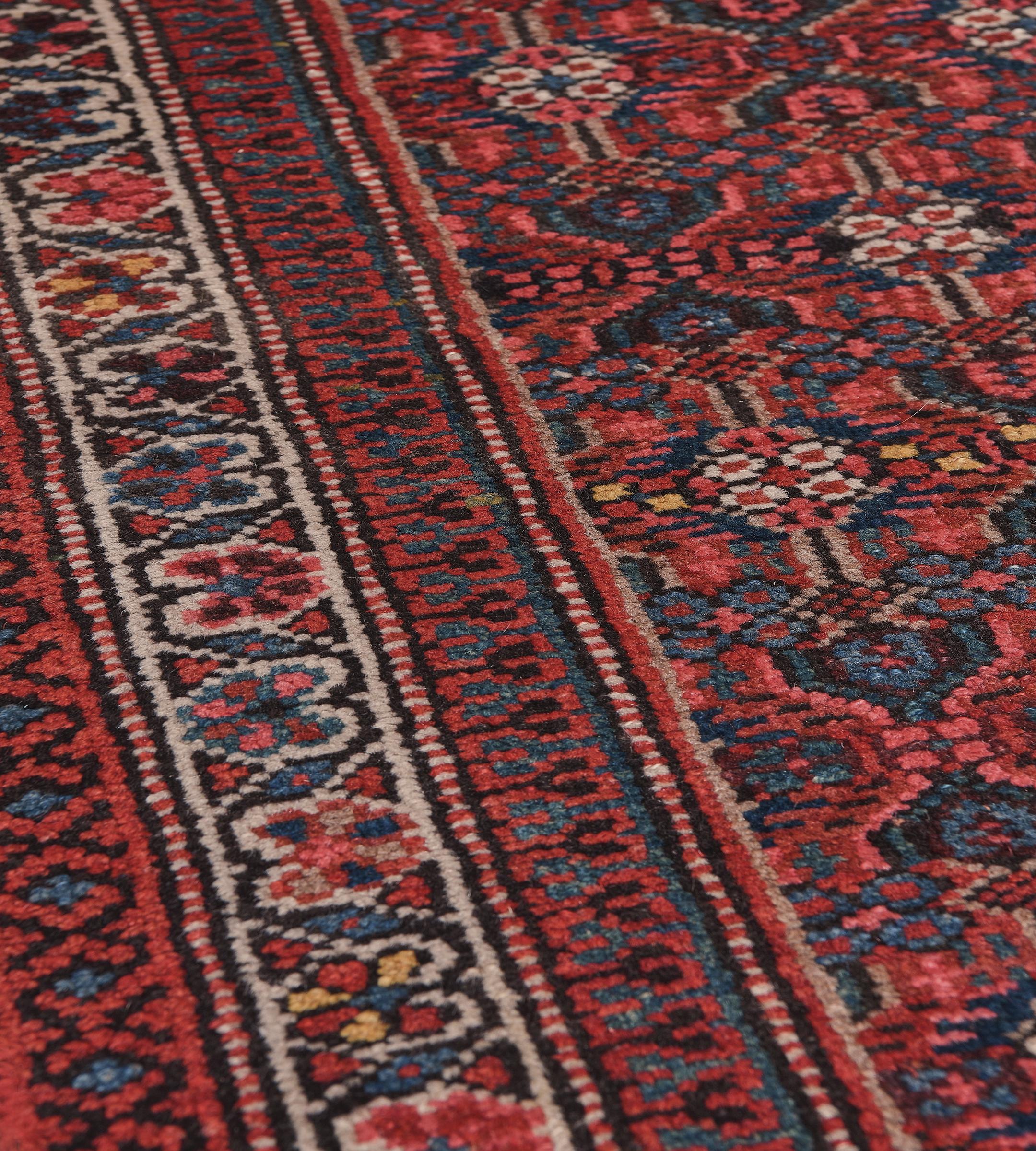 Antico runner persiano Serab tessuto a mano in lana con motivi floreali color ciliegio e rosso, risalente a circa il 1800. In condizioni buone in vendita a West Hollywood, CA