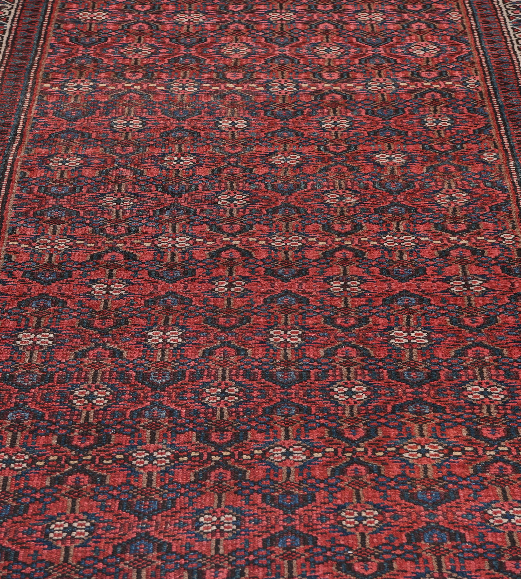 XX secolo Antico runner persiano Serab tessuto a mano in lana con motivi floreali color ciliegio e rosso, risalente a circa il 1800. in vendita