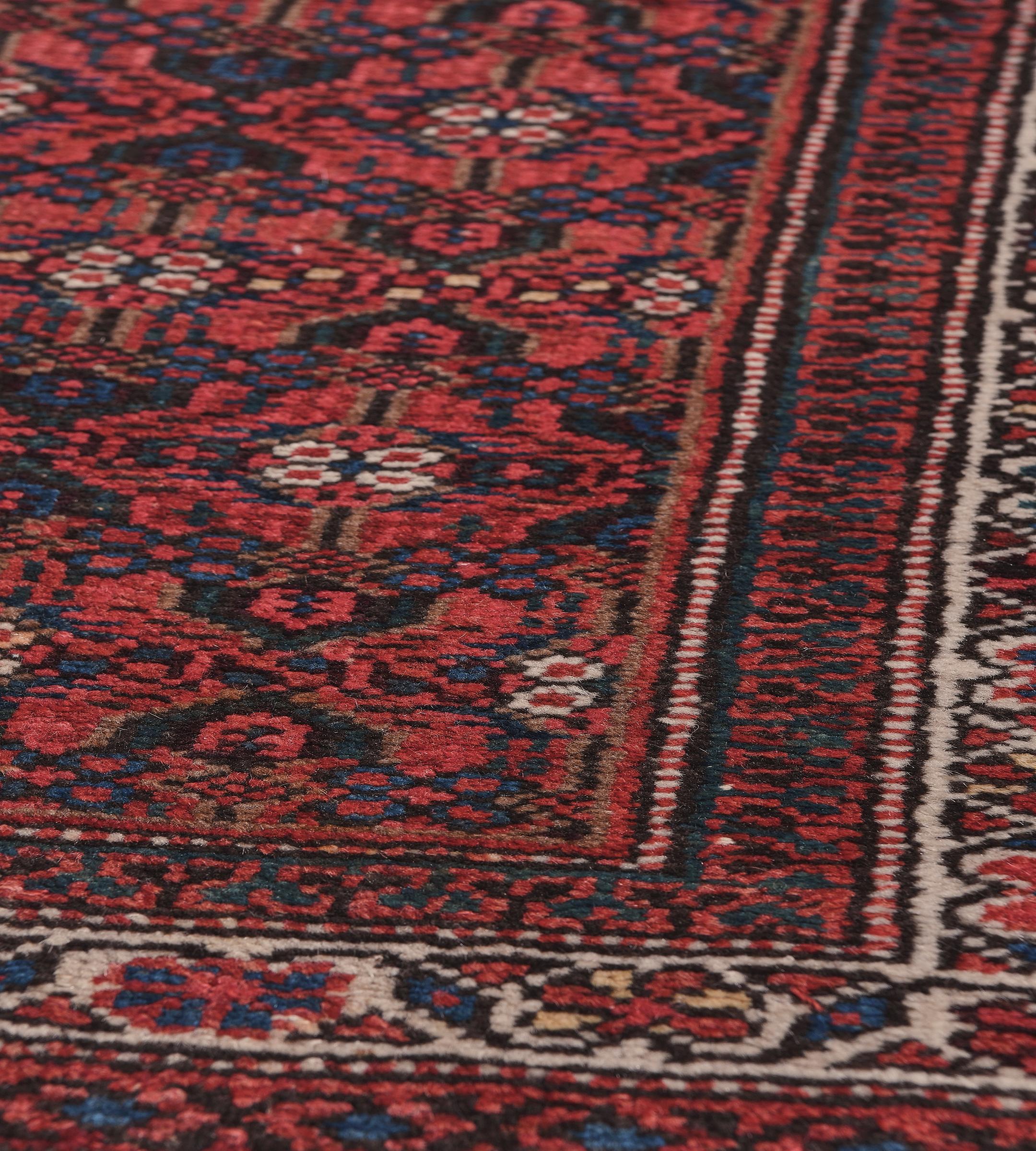 Lana Antico runner persiano Serab tessuto a mano in lana con motivi floreali color ciliegio e rosso, risalente a circa il 1800. in vendita