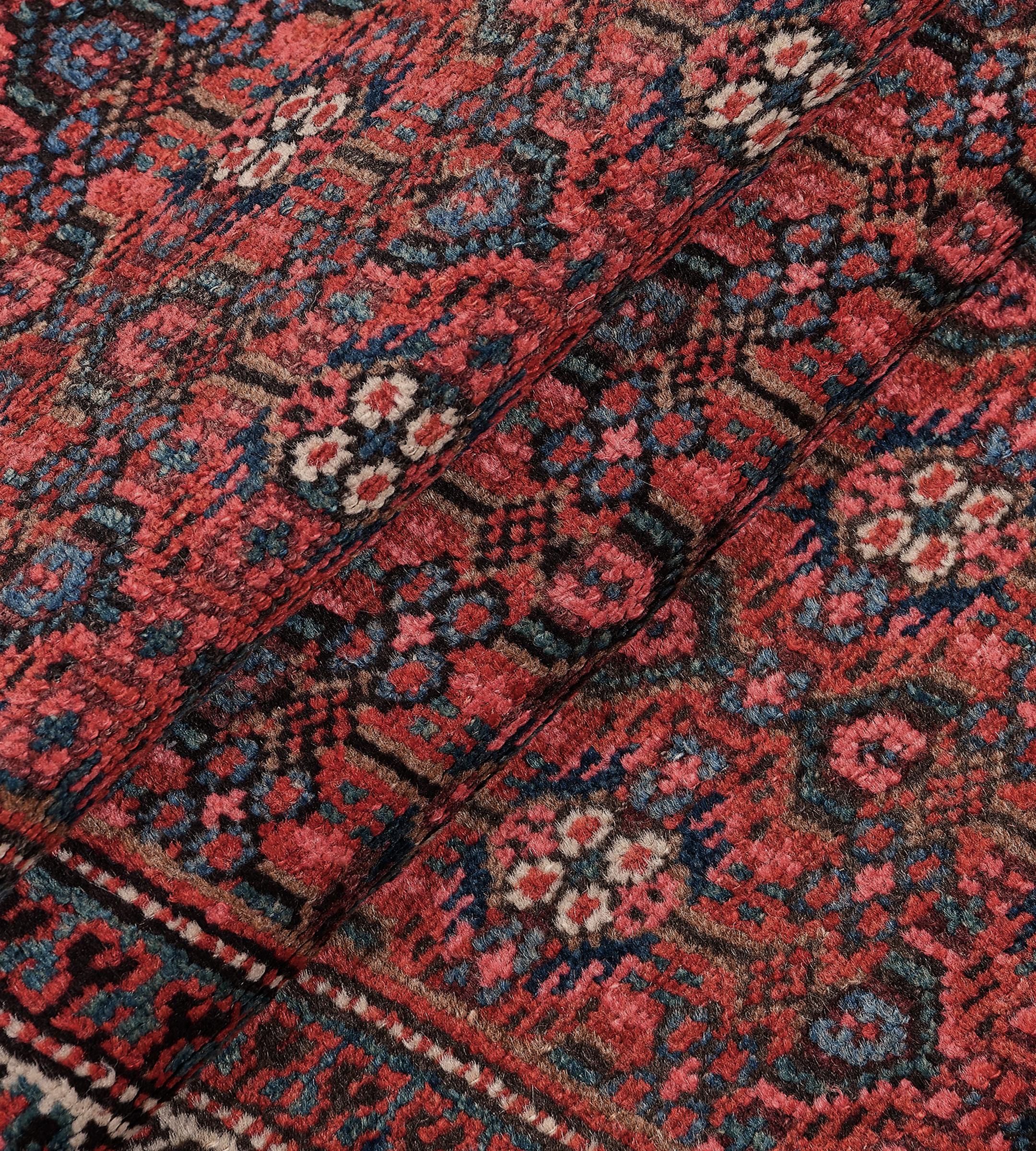Antico runner persiano Serab tessuto a mano in lana con motivi floreali color ciliegio e rosso, risalente a circa il 1800. in vendita 1