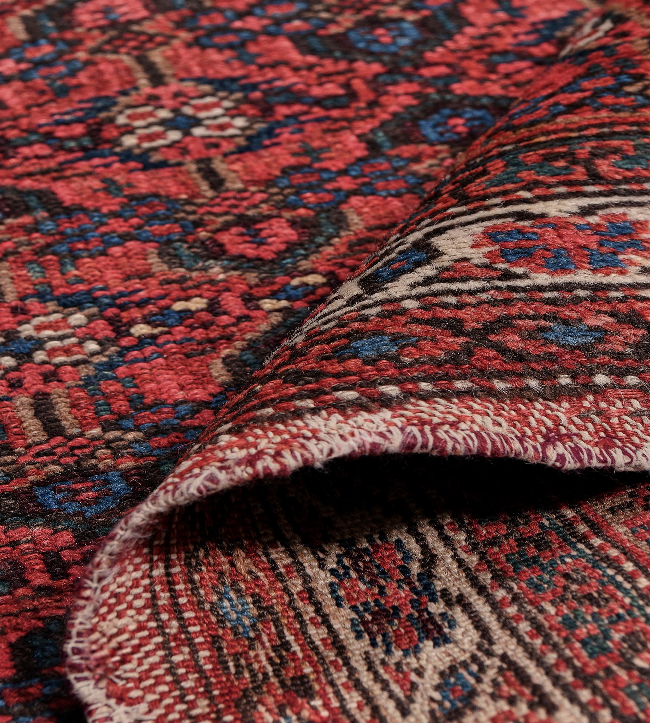 Antico runner persiano Serab tessuto a mano in lana con motivi floreali color ciliegio e rosso, risalente a circa il 1800. in vendita 2