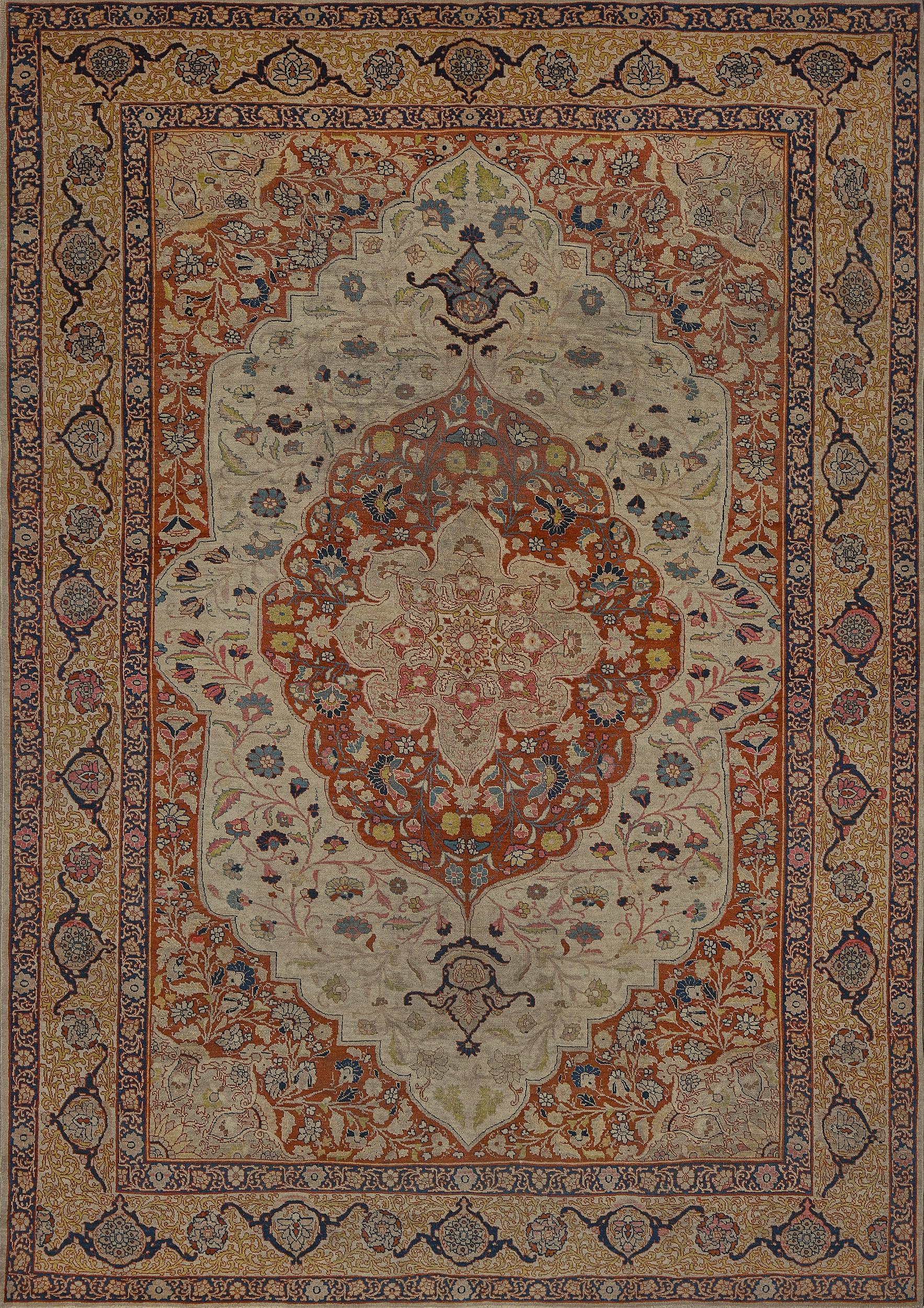 Dieser antike, um 1900 entstandene persische Täbriz-Teppich hat ein elfenbeinfarbenes Feld mit einer zarten Blumen- und Palmettenranke um ein großes zentrales rostfarbenes Medaillon mit einer verschlungenen polychromen Blumenranke um ein zentrales