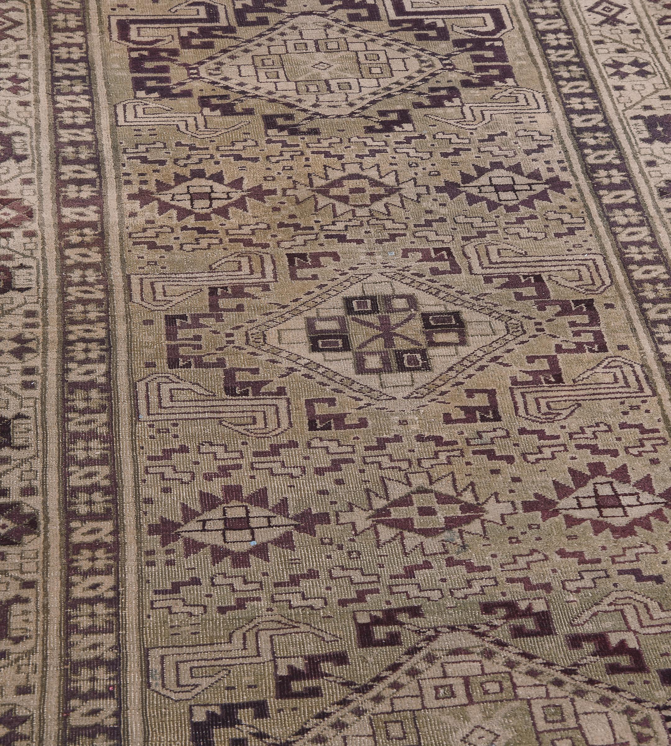Dieser handgewebte antike Läufer aus Agra (um 1900) zeigt ein helles pistaziengrünes Feld, das mit schattierten burgunderroten und elfenbeinfarbenen Stufenrauten und Hakenranken sowie stilisierten Blumenmotiven rund um eine Säule aus fünf