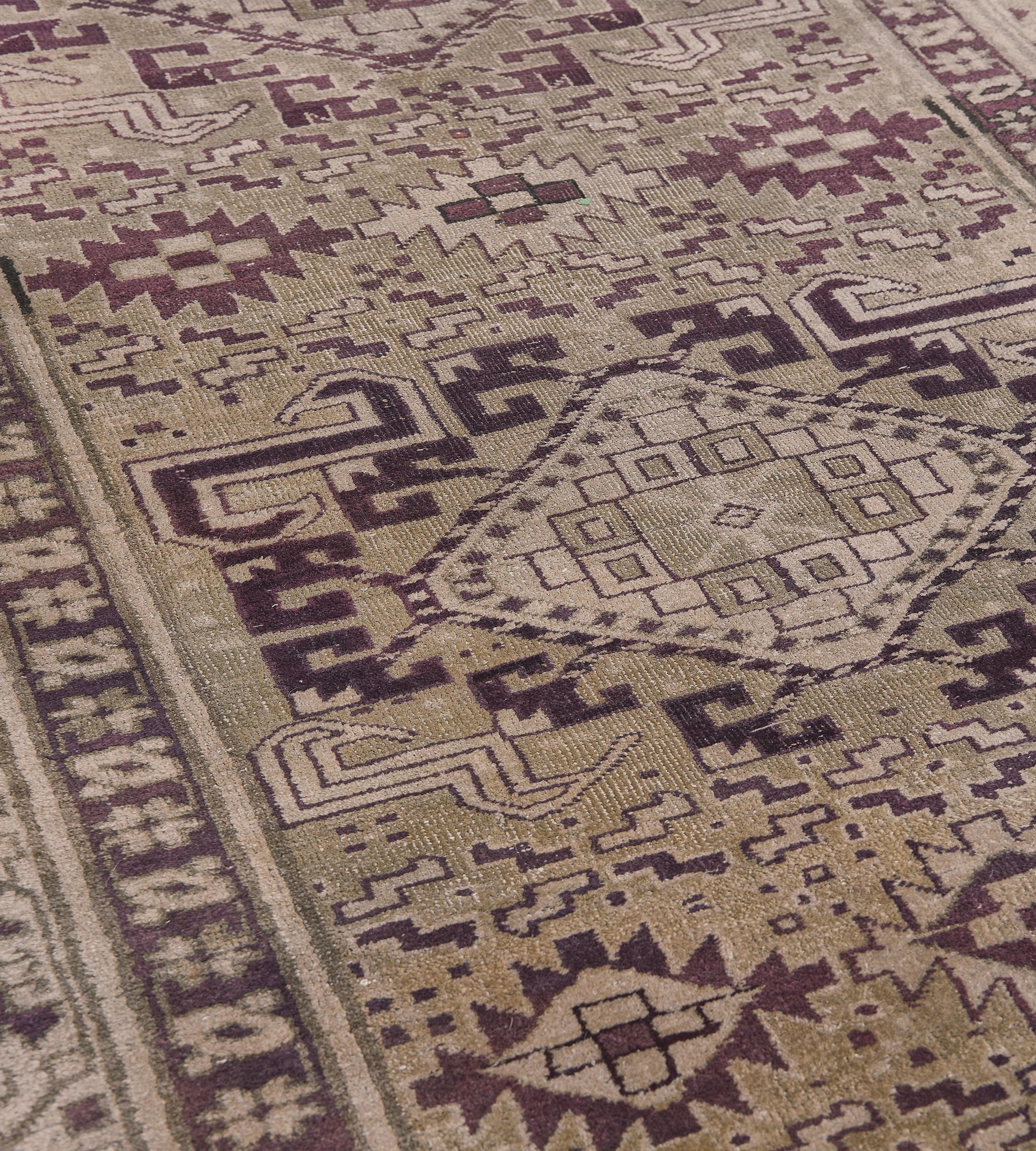 Antiker handgewebter, stilisierter, geblümter indischer Agra-Läufer, um 1900 (Indisch) im Angebot