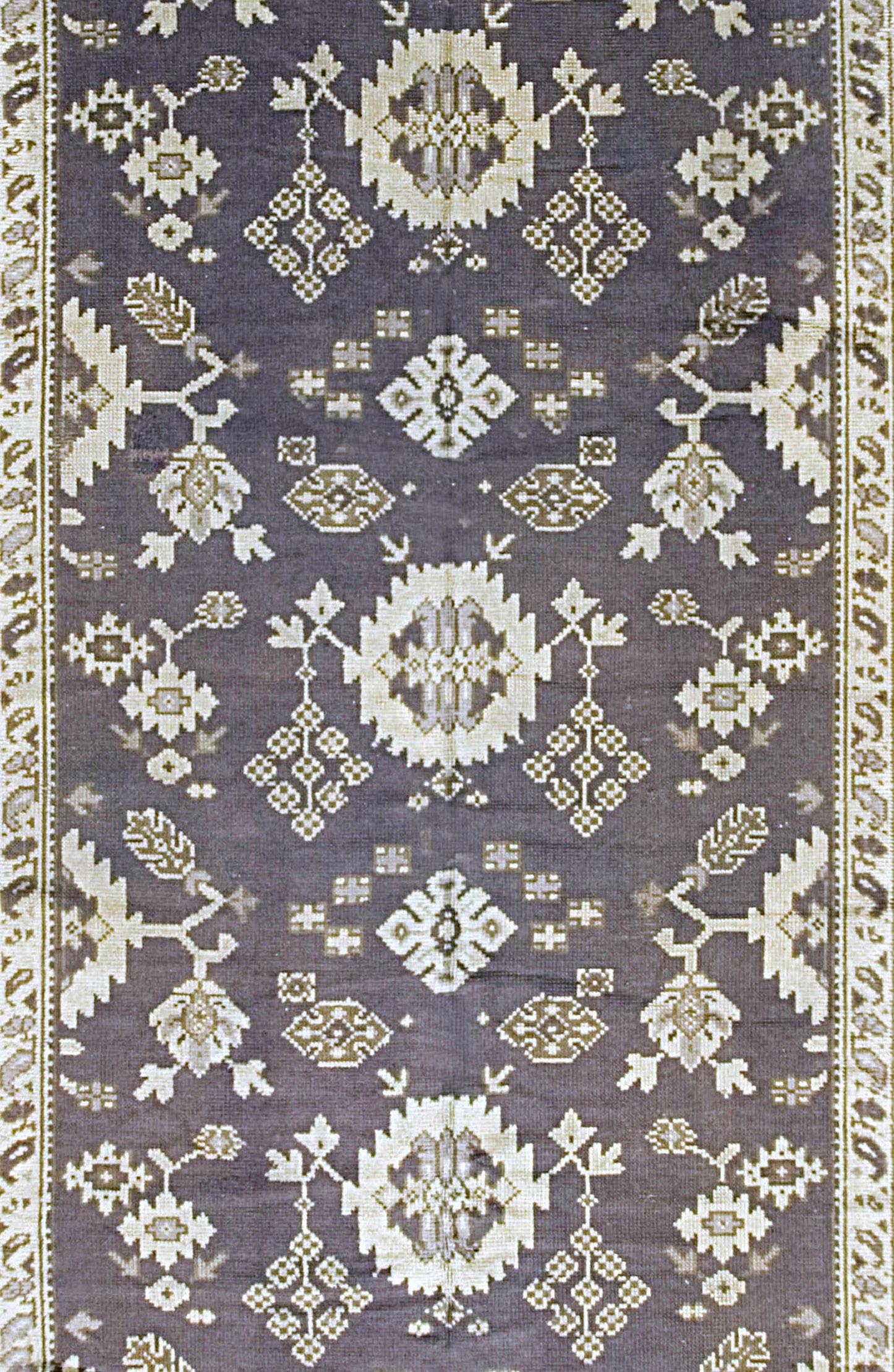 Antico tappeto irlandese Donegal Arts & Crafts Runner del 1900 circa, 6' x 14'11. Una sorta di Oushak irlandese con un fondo blu ardesia che presenta una ripetizione di boccioli e fiori semi-geometrici e medaglioni a dente di sega. A differenza di