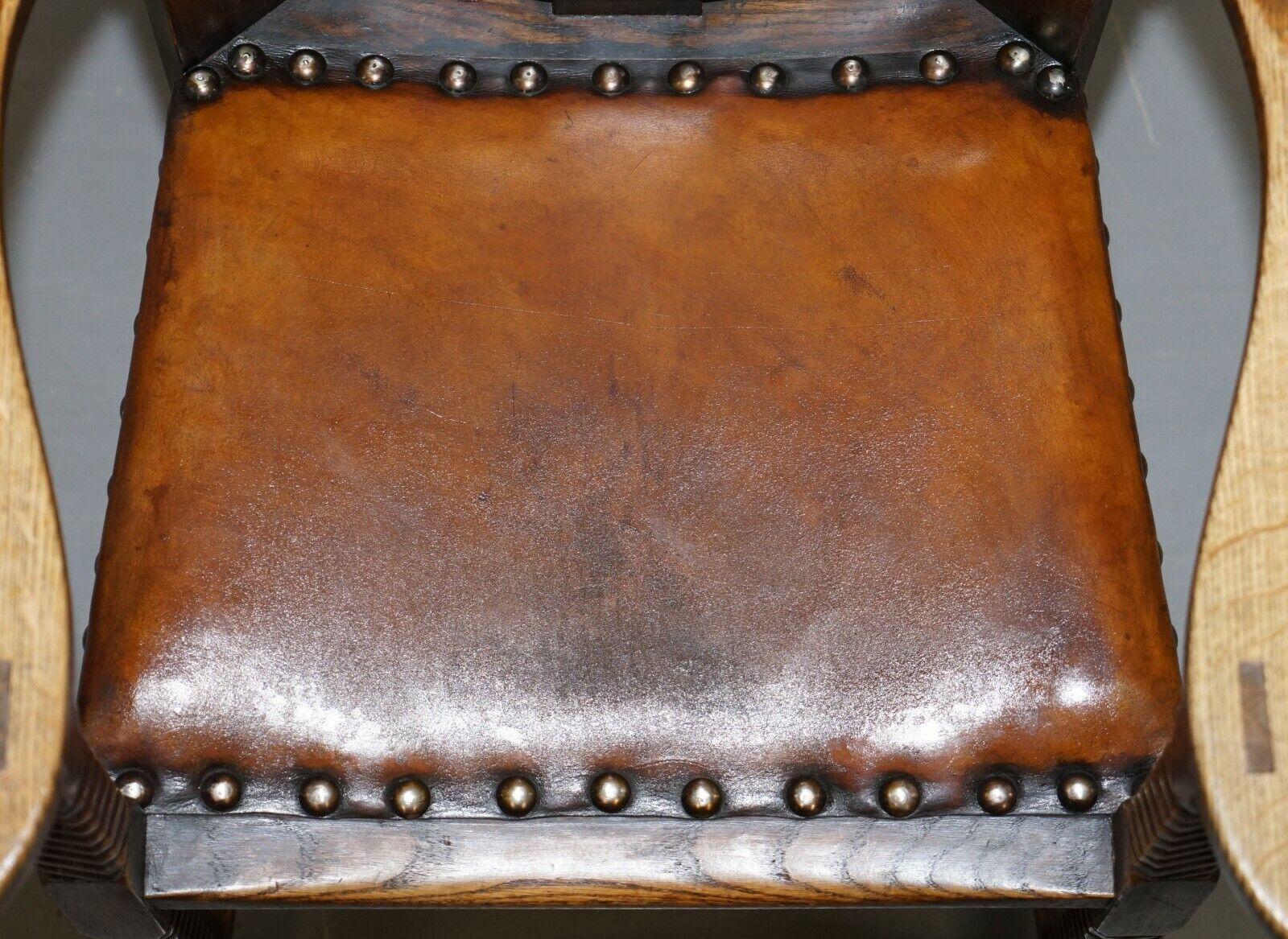 ANTiQUE CIRCA 1900 LEONARD WYBURN FOR LIBERTY OF LONDON OAK & LEATHER ARMCHAIR In Good Condition In West Sussex, Pulborough