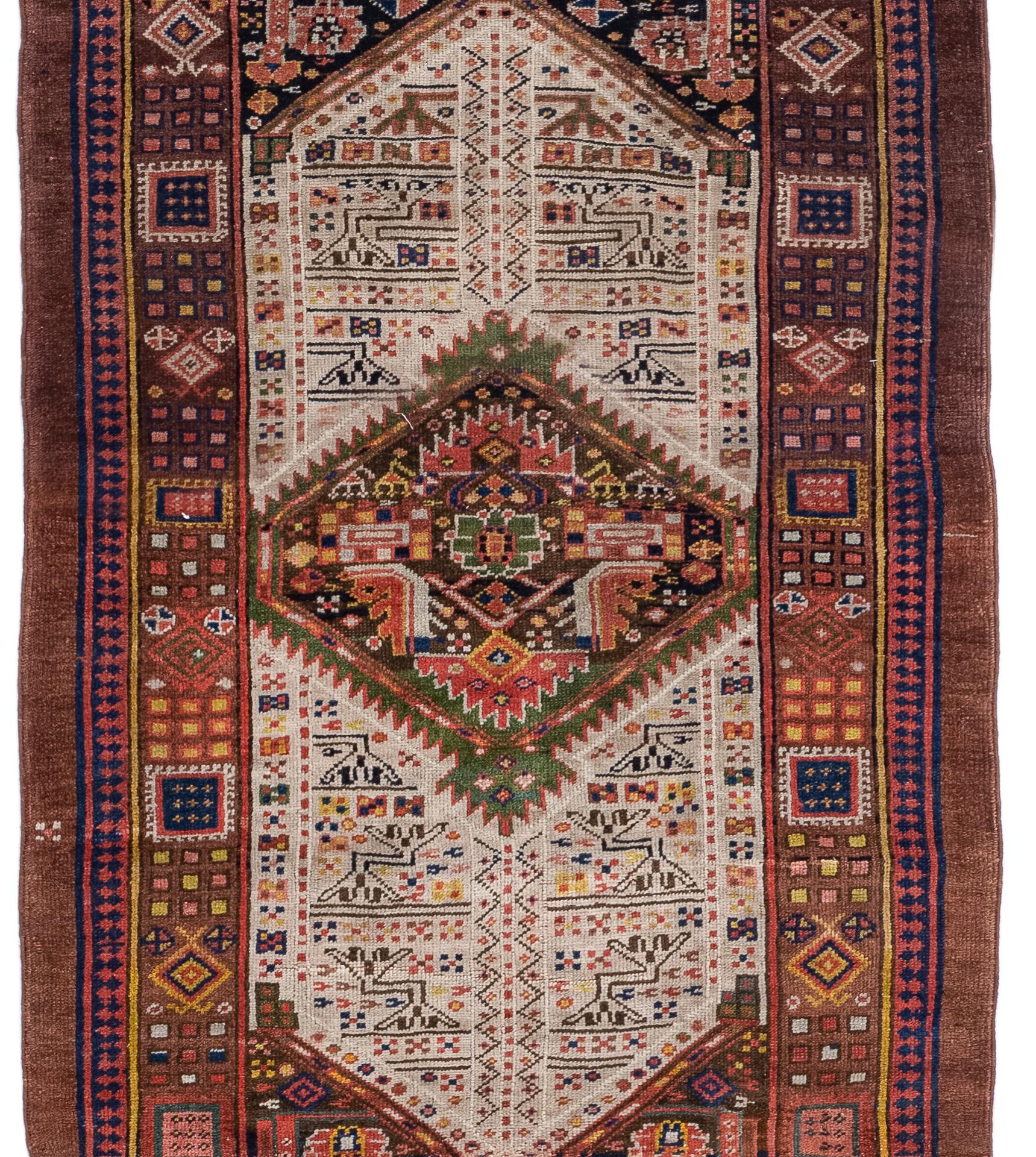 4'1 X 22'3. Un meraviglioso tappeto antico Serab gallery-runner in una dimensione difficile da trovare. Serab si trova ai margini dell'area di tessitura di Heriz ed è specializzata in corridori. I bordi in cammello sono standard sui tappeti Serab