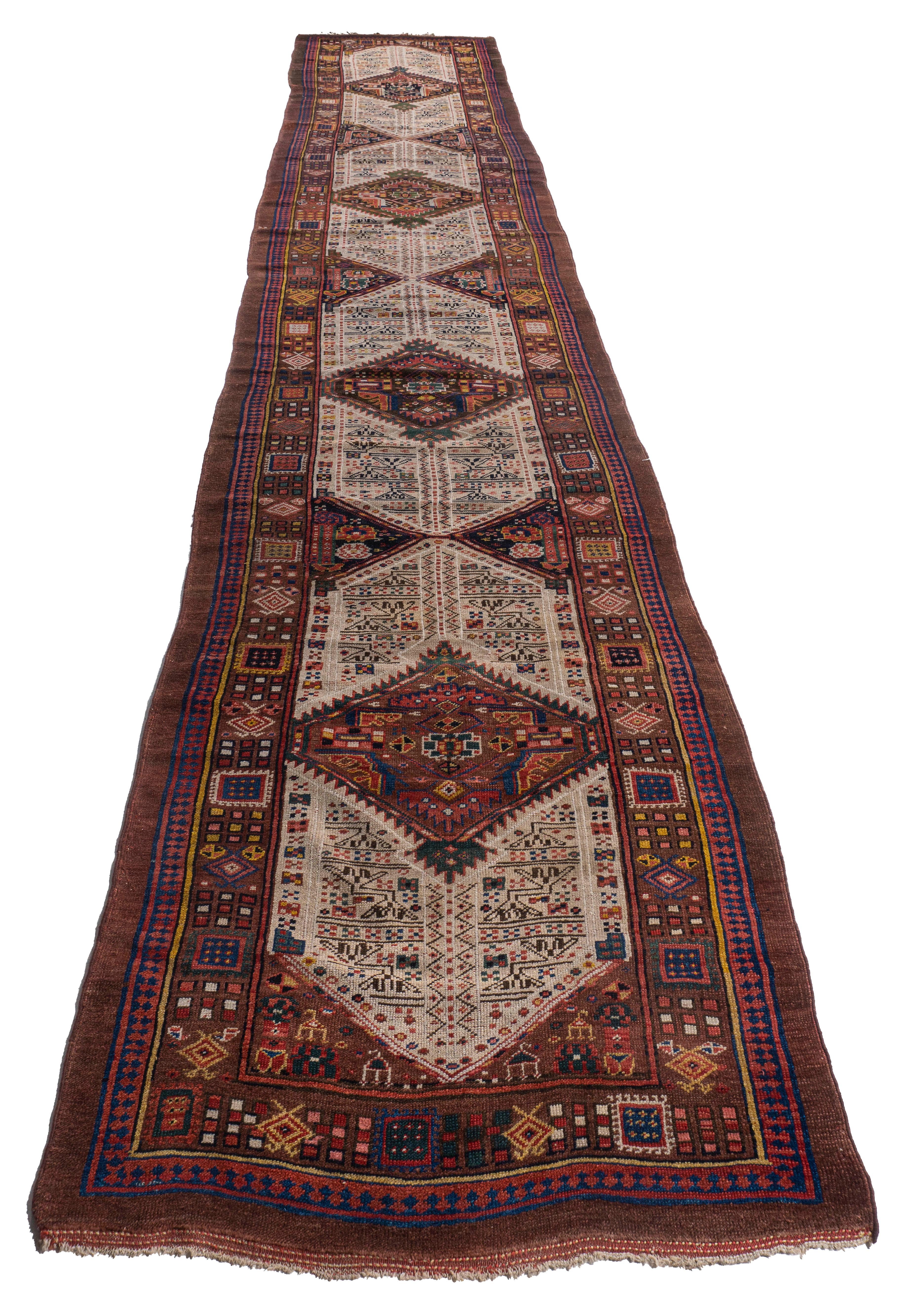 Antico runner in lana persiano Serab annodato a mano, circa 1900, di grandi dimensioni In condizioni buone in vendita a New York, NY