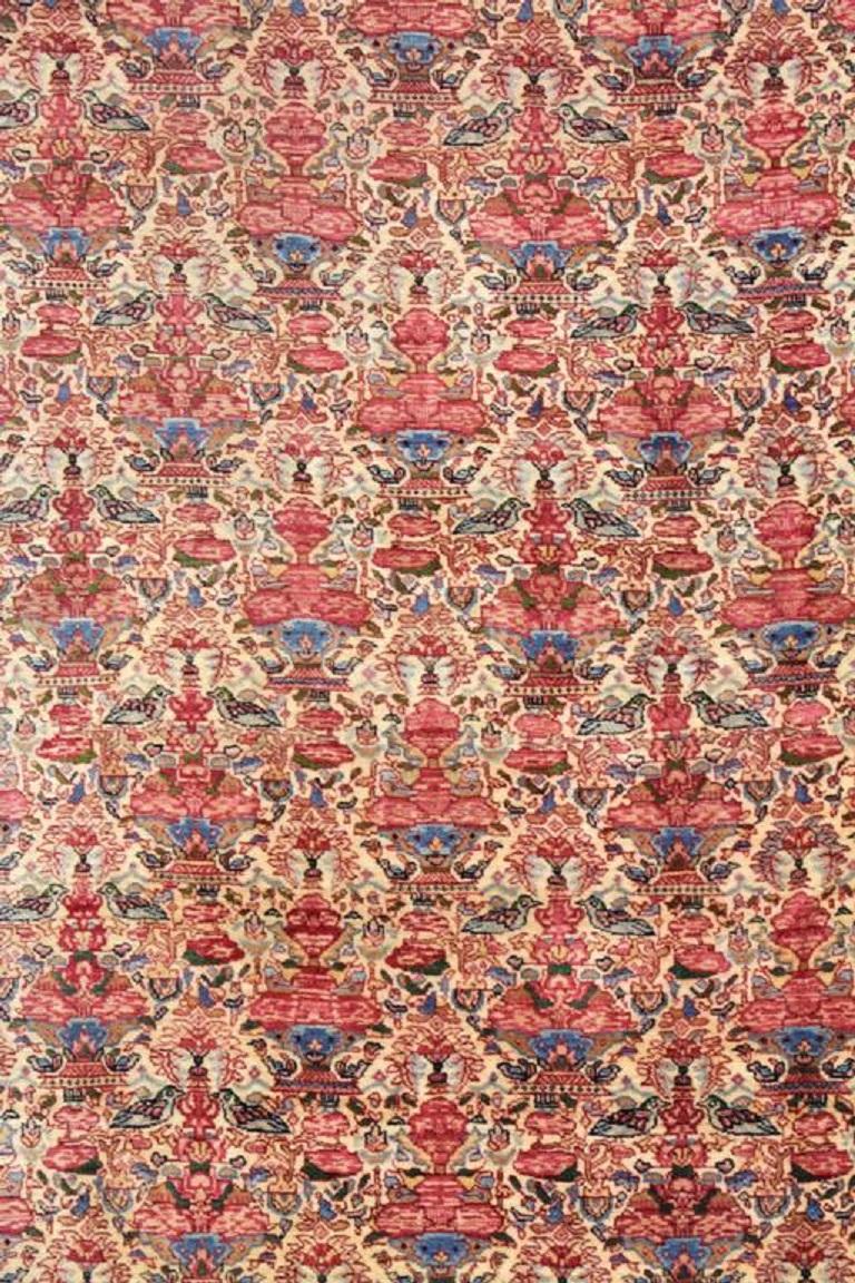 11'5 x 23'11. Il disegno Zil-i-Sultan (Ombra del Sultano) è un motivo persiano del XIX secolo composto da vasi, uccelli, fiori, bouquet e altri piccoli elementi decorativi. Non tutti gli Zil-i-Sultan utilizzano tutti i motivi, tuttavia il motivo