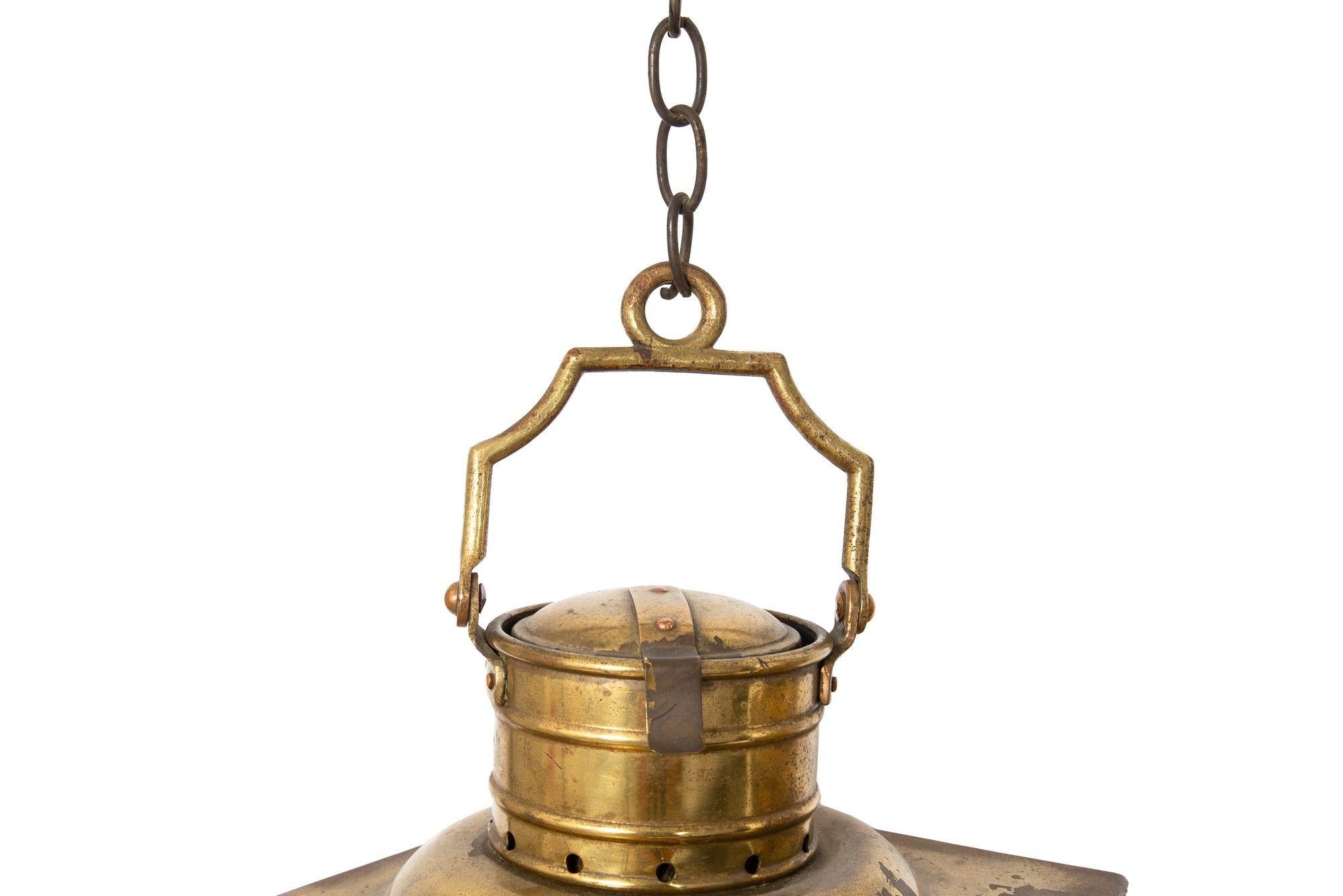 Antique Circa 1900 Pair of Brass English Ship’s Lanterns In Good Condition For Sale In Shippensburg, PA