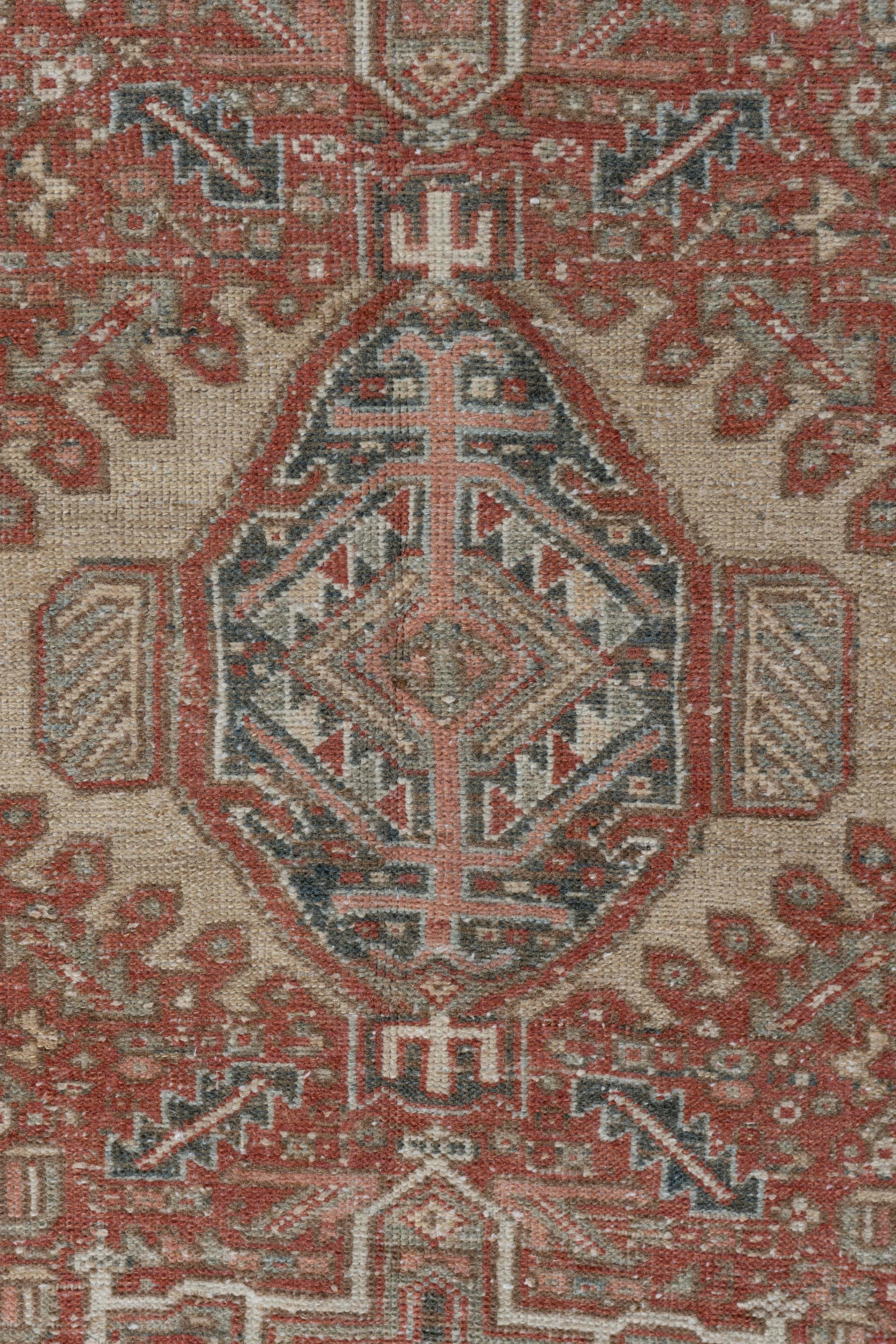 Antiker persischer Karaja-Läufer, handgeknüpft, um 1900, 4'6 x 12'6 cm im Angebot 4