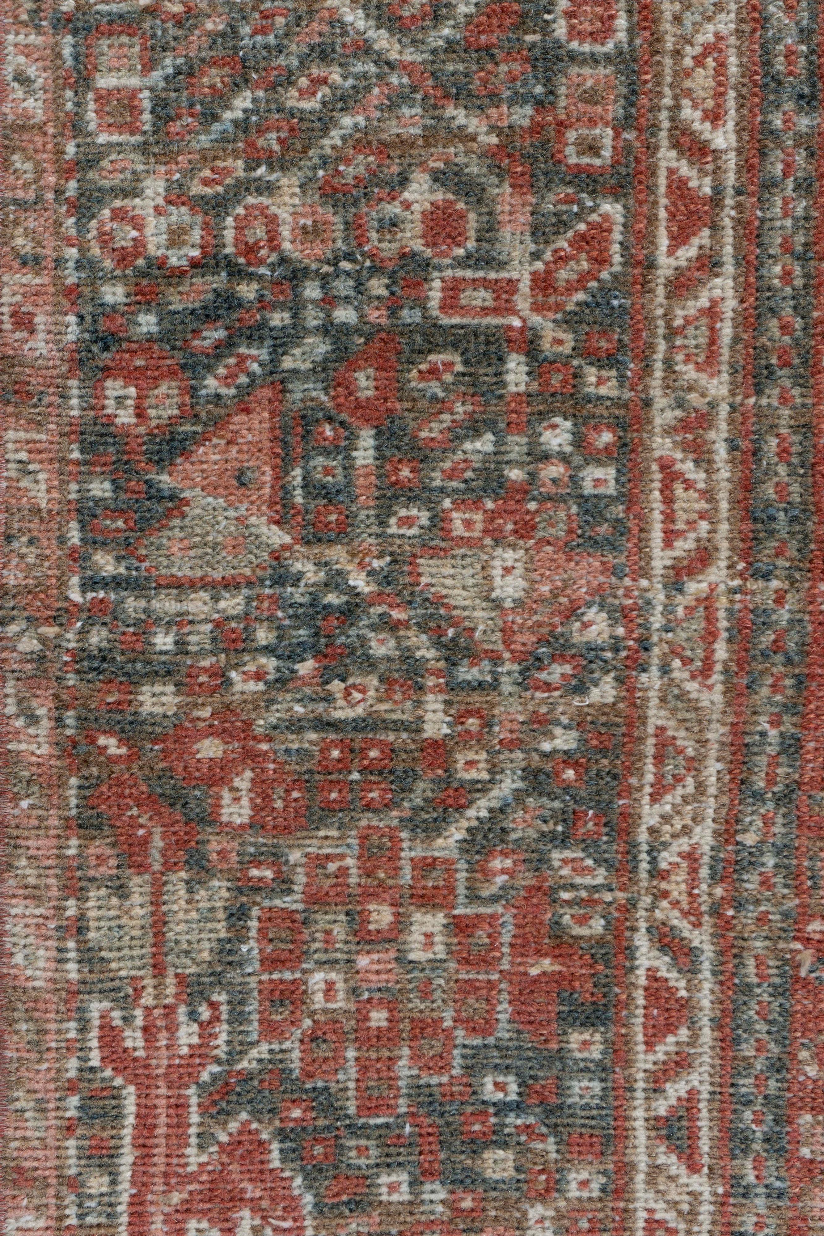 Antike CIRCA 1900 Persisch Karaja Hand geknüpft Läufer 4'6 X 12'6. Karaja ist eine Stadt im Nordwesten. Das an den Kaukasus grenzende Persien ist bekannt für die Verwendung von roten und violetten Cochenille-Farbstoffen in seinen Teppichen. Die