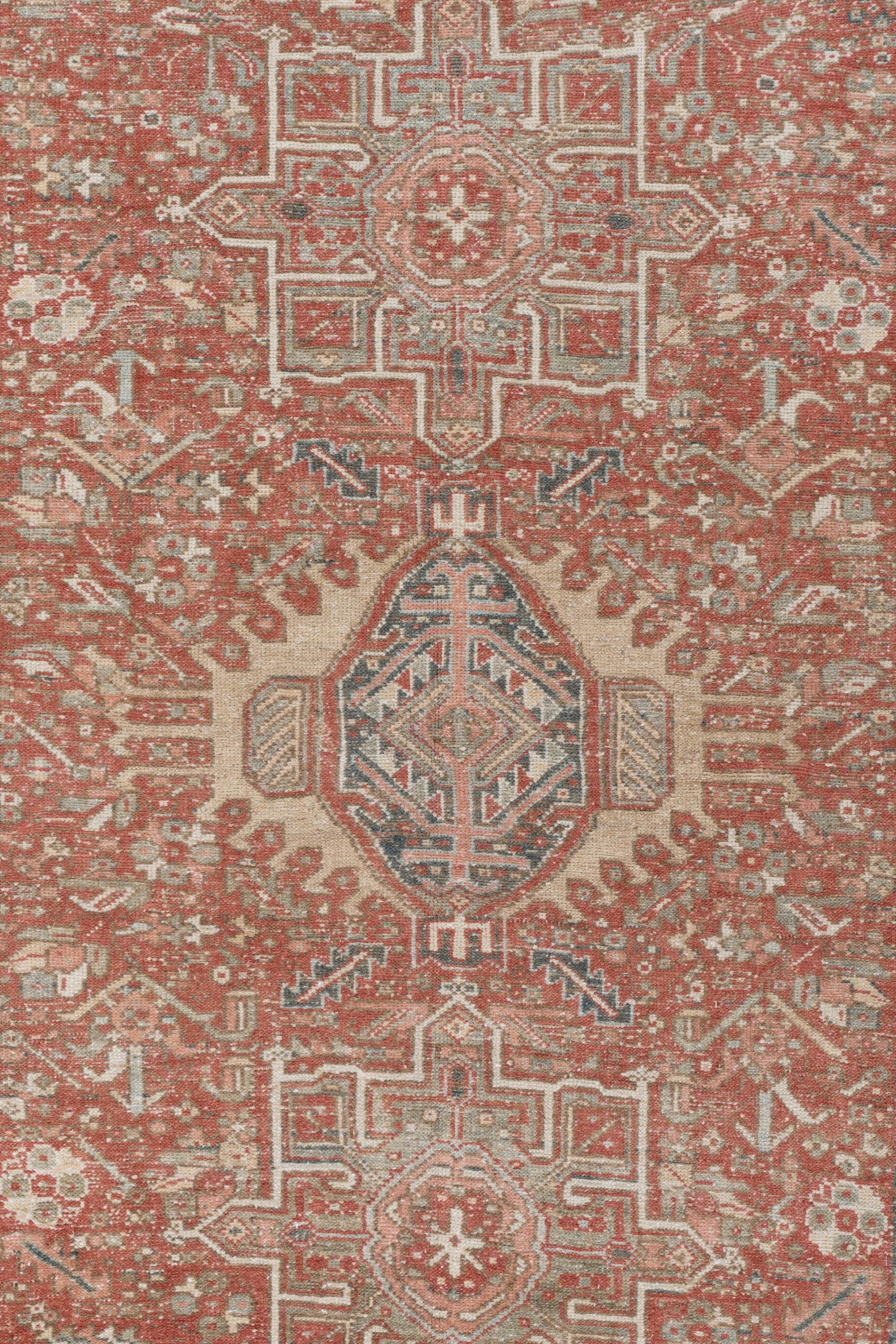 Antiker persischer Karaja-Läufer, handgeknüpft, um 1900, 4'6 x 12'6 cm im Zustand „Gut“ im Angebot in New York, NY