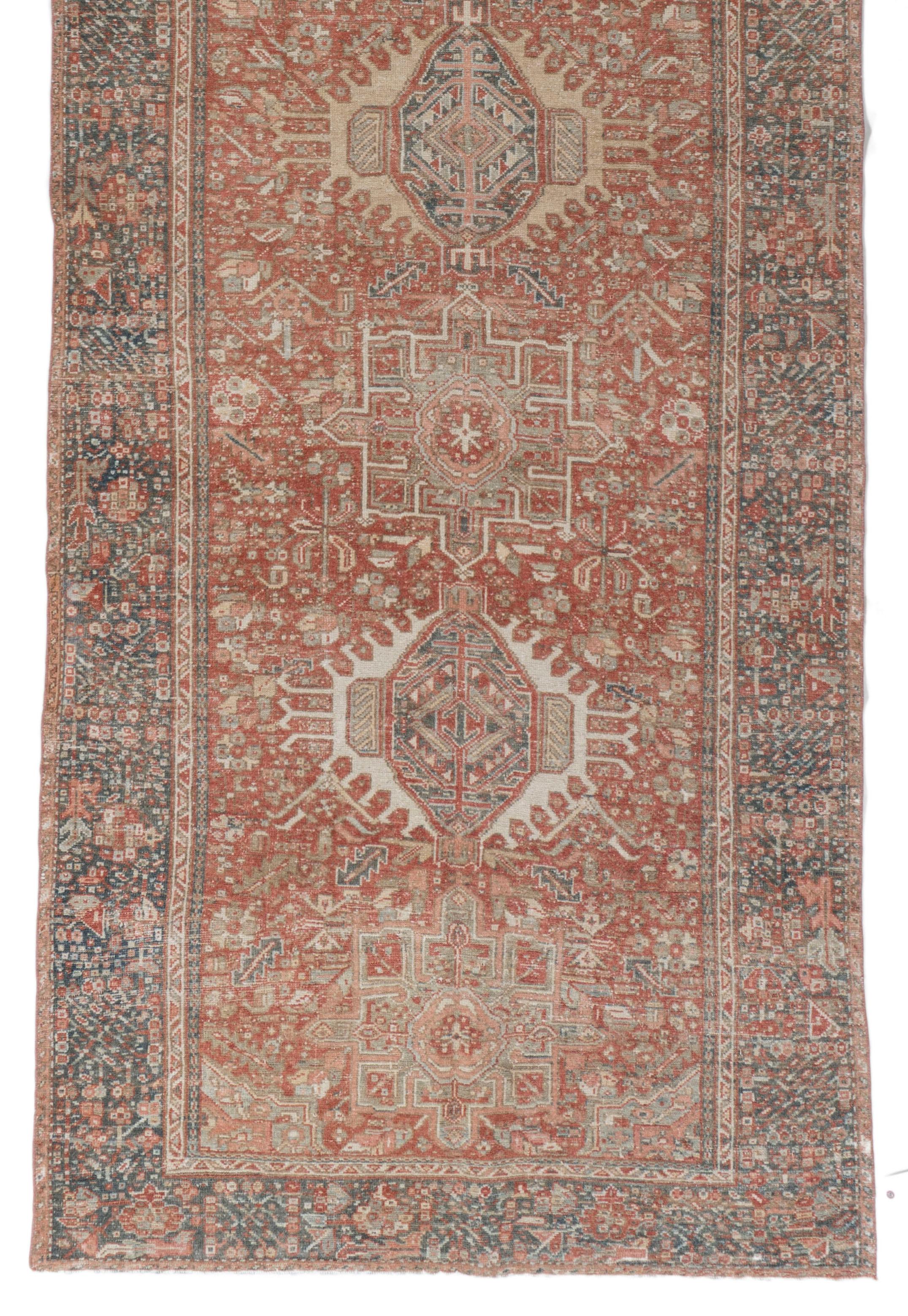 Antiker persischer Karaja-Läufer, handgeknüpft, um 1900, 4'6 x 12'6 cm im Angebot 1