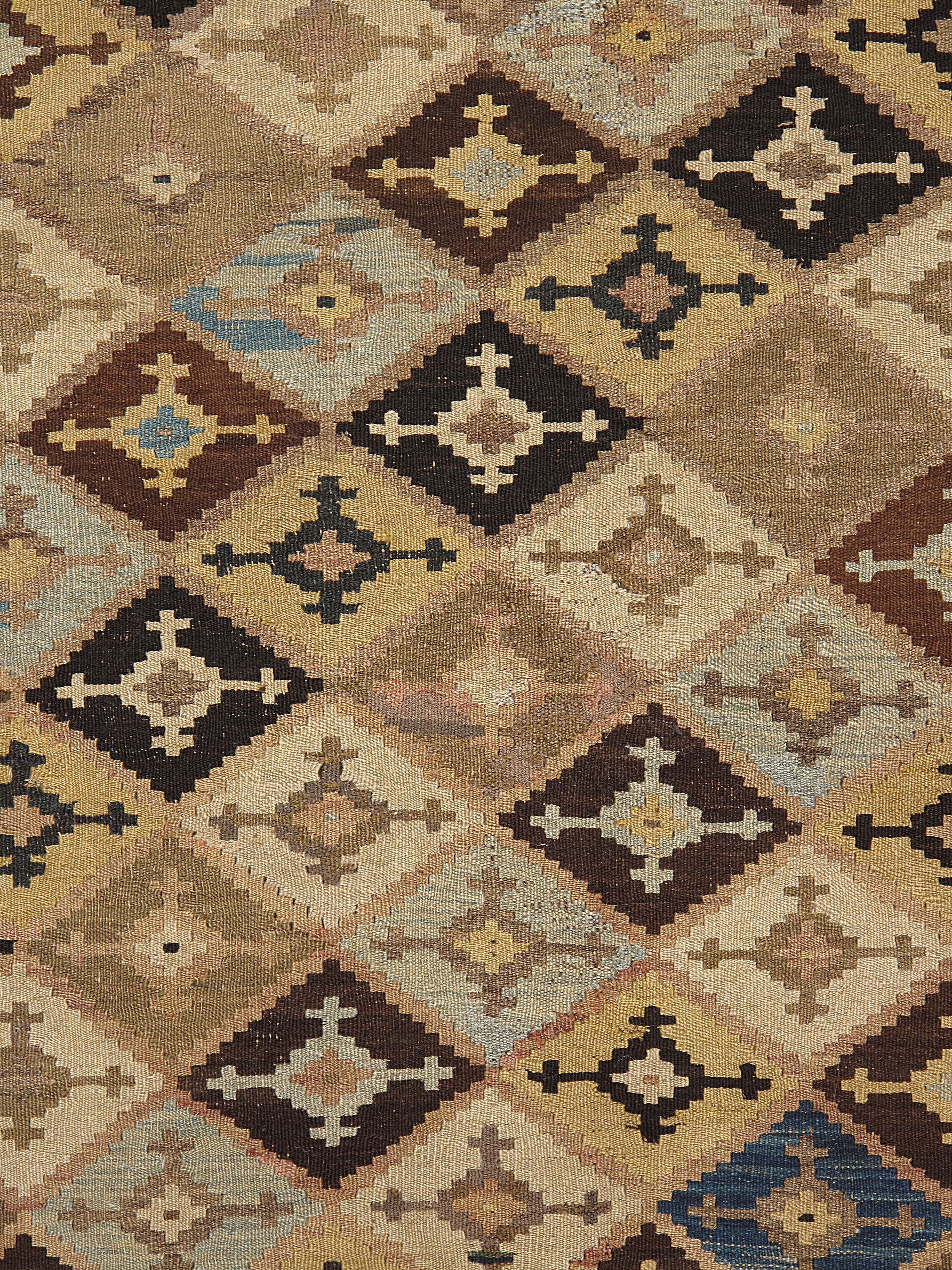 Antico Rug & Kilim persiano del 1900 a trama piatta 5'11 X 10'2. I Qashgai sono i più grandi e influenti gruppi nomadi della provincia di Fars (Iran meridionale). Le varie sottotribù tessono tutte tappeti, per lo più di dimensioni sparse. Gli stili