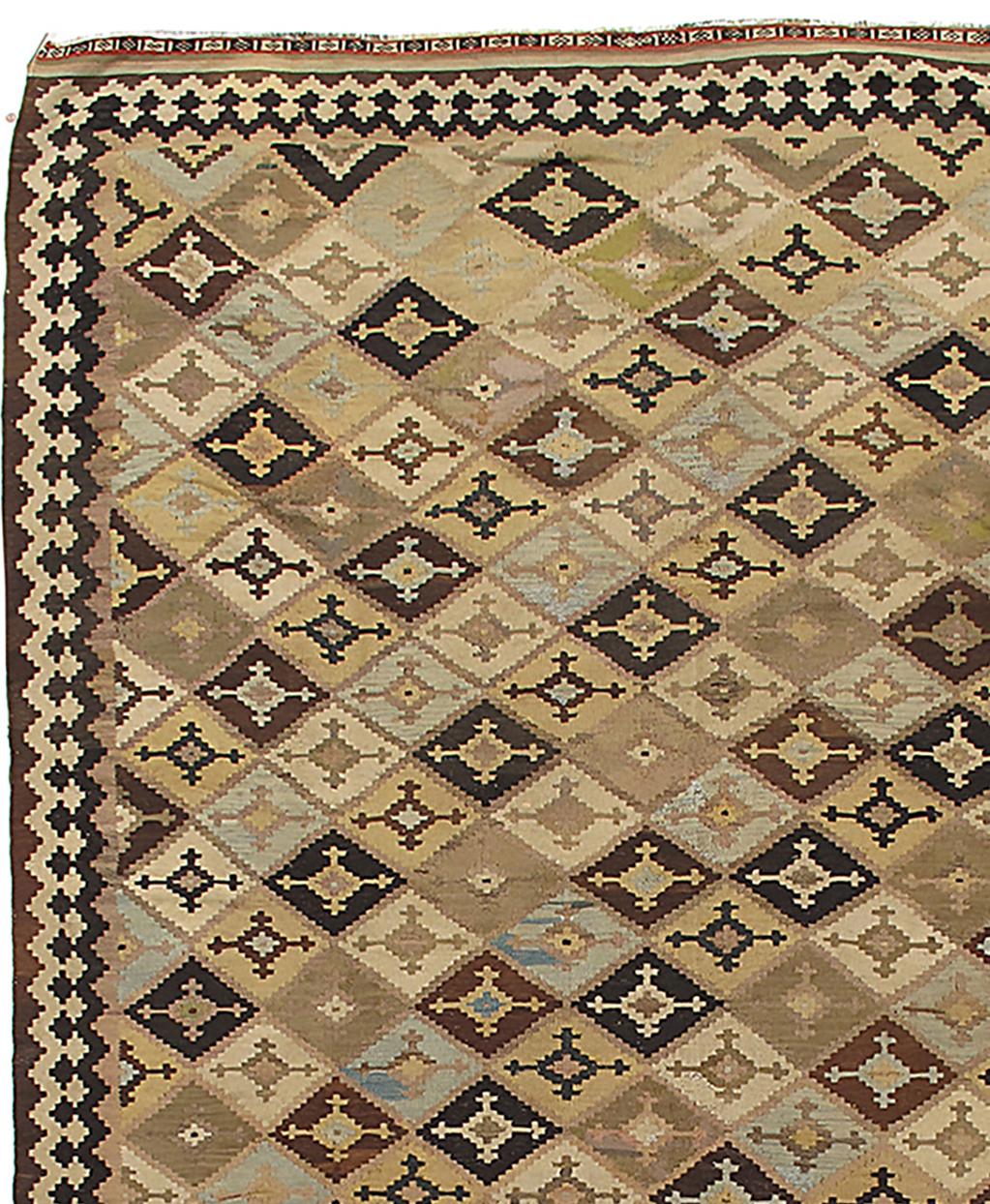 Antiker persischer Qashgai-Kelim-Teppich aus Flachgewebe-Wolle, um 1900, 5'11 X 10'2 im Zustand „Gut“ im Angebot in New York, NY