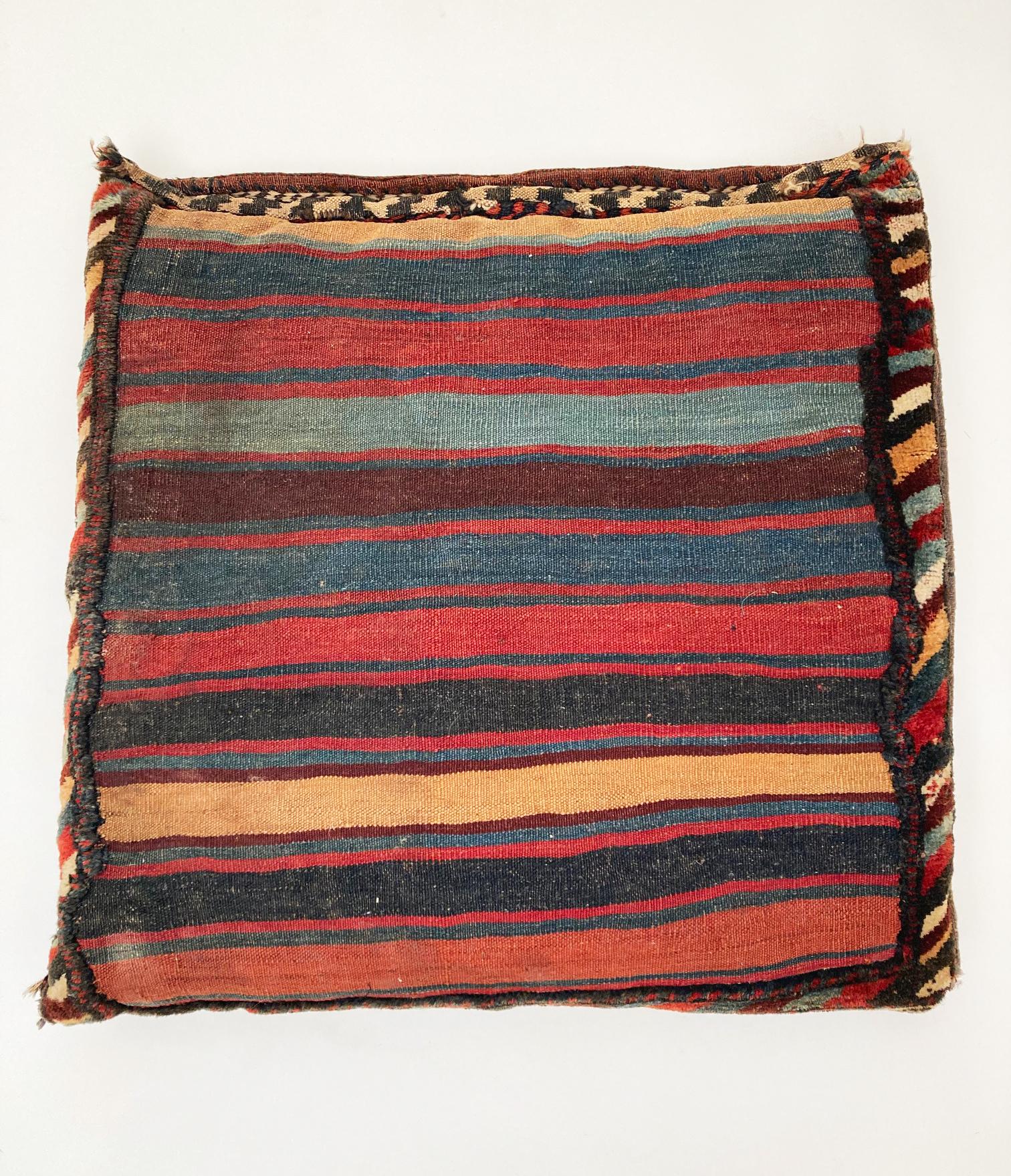 Ancien sac de selle persan converti en oreiller tribal, datant d'environ 1900 en vente 2