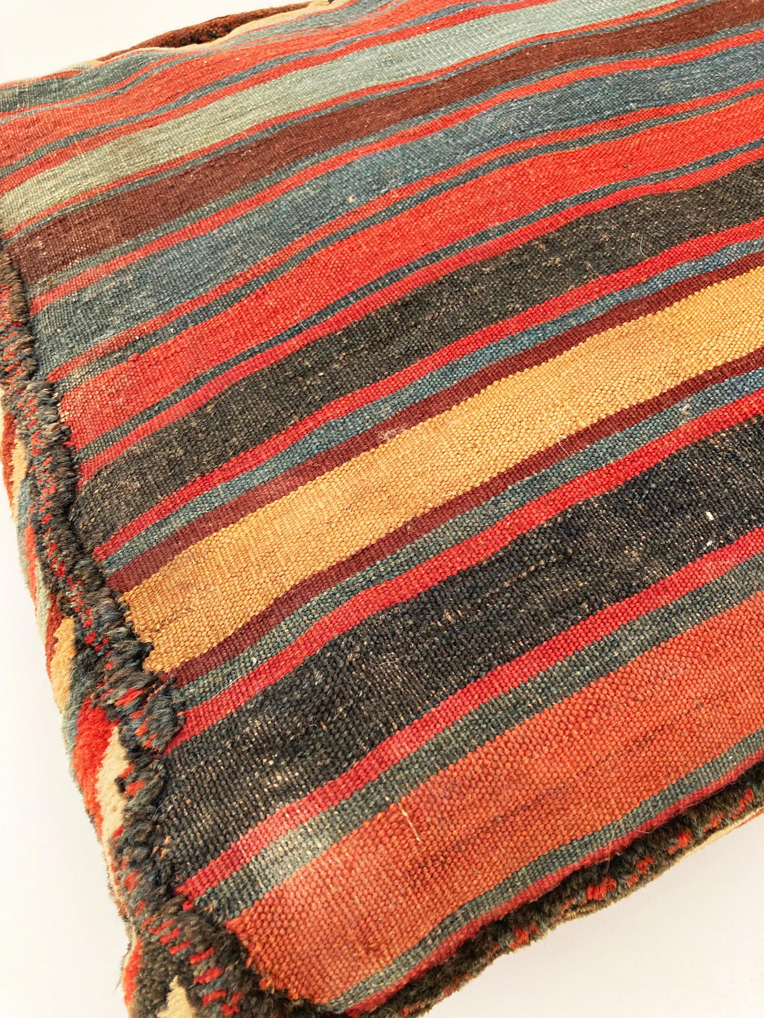 Ancien sac de selle persan converti en oreiller tribal, datant d'environ 1900 en vente 3