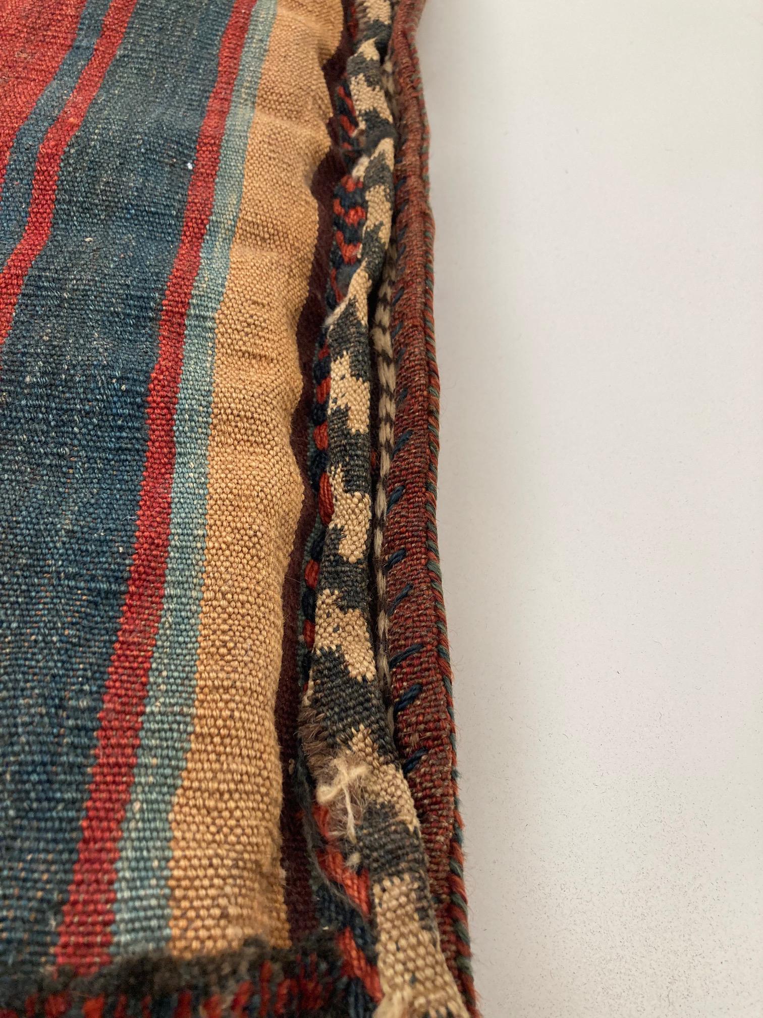 Ancien sac de selle persan converti en oreiller tribal, datant d'environ 1900 en vente 4