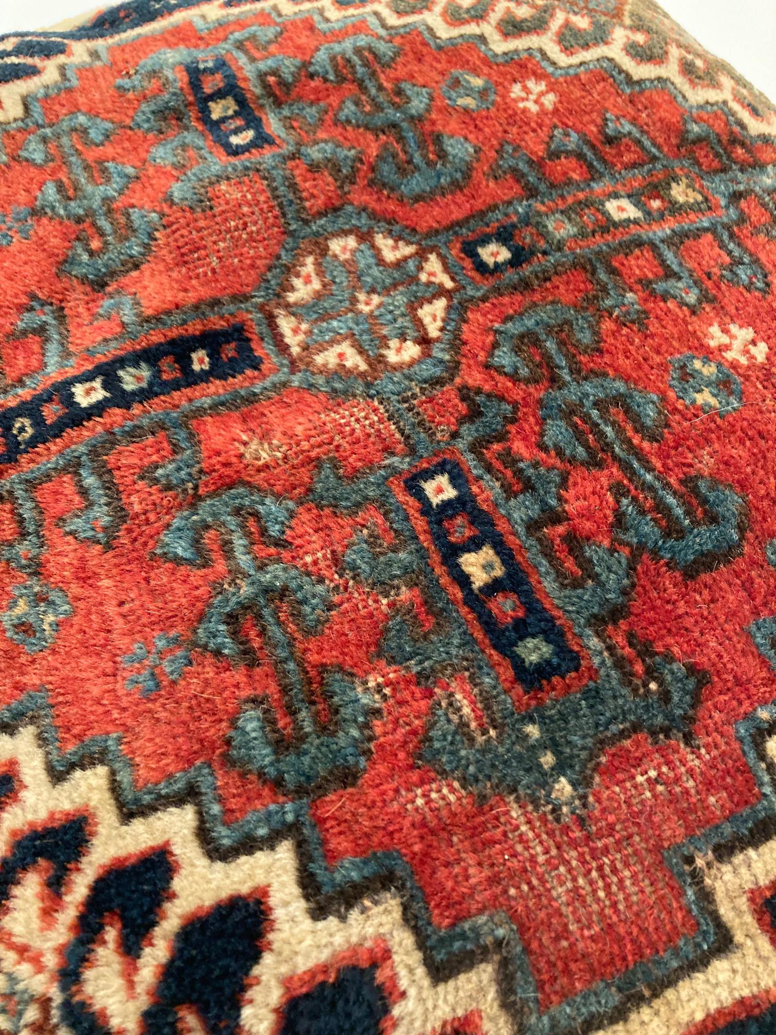 Ancien sac de selle persan converti en oreiller tribal, datant d'environ 1900 en vente 6