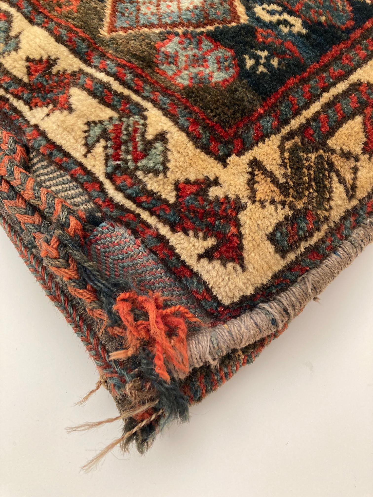 Ancien sac de selle persan converti en oreiller tribal, datant d'environ 1900 en vente 7