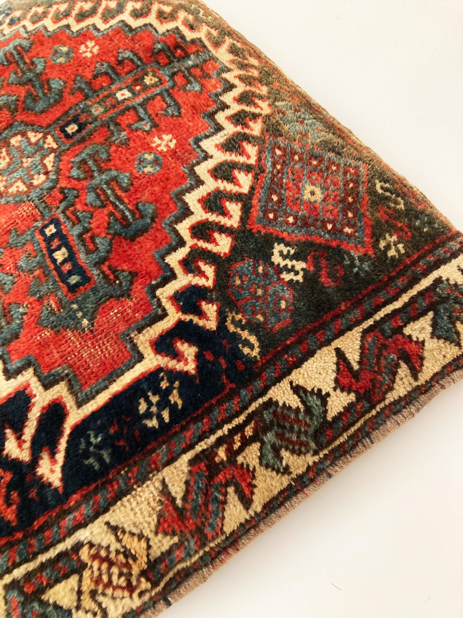 Bakshaish Ancien sac de selle persan converti en oreiller tribal, datant d'environ 1900 en vente