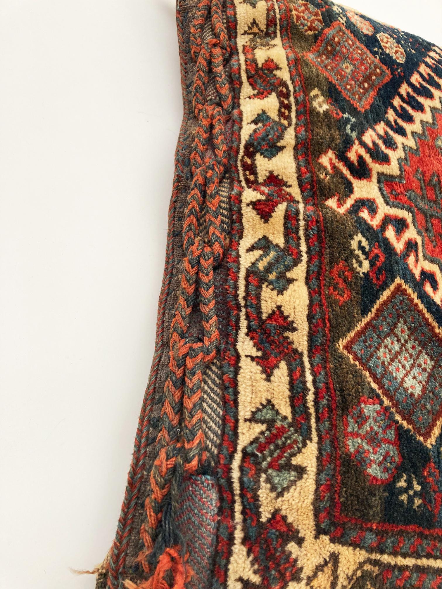 Perse Ancien sac de selle persan converti en oreiller tribal, datant d'environ 1900 en vente