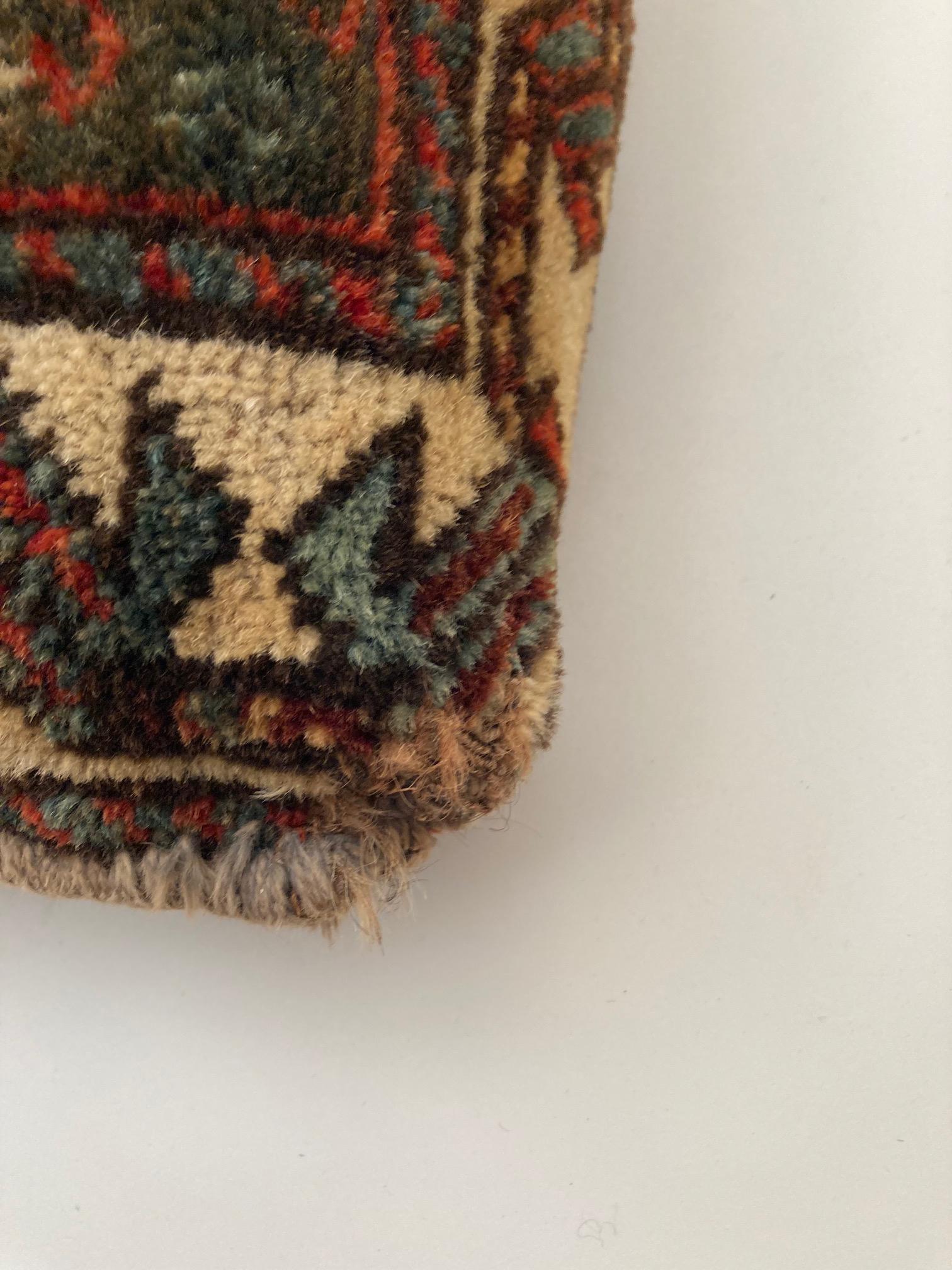 Fait main Ancien sac de selle persan converti en oreiller tribal, datant d'environ 1900 en vente