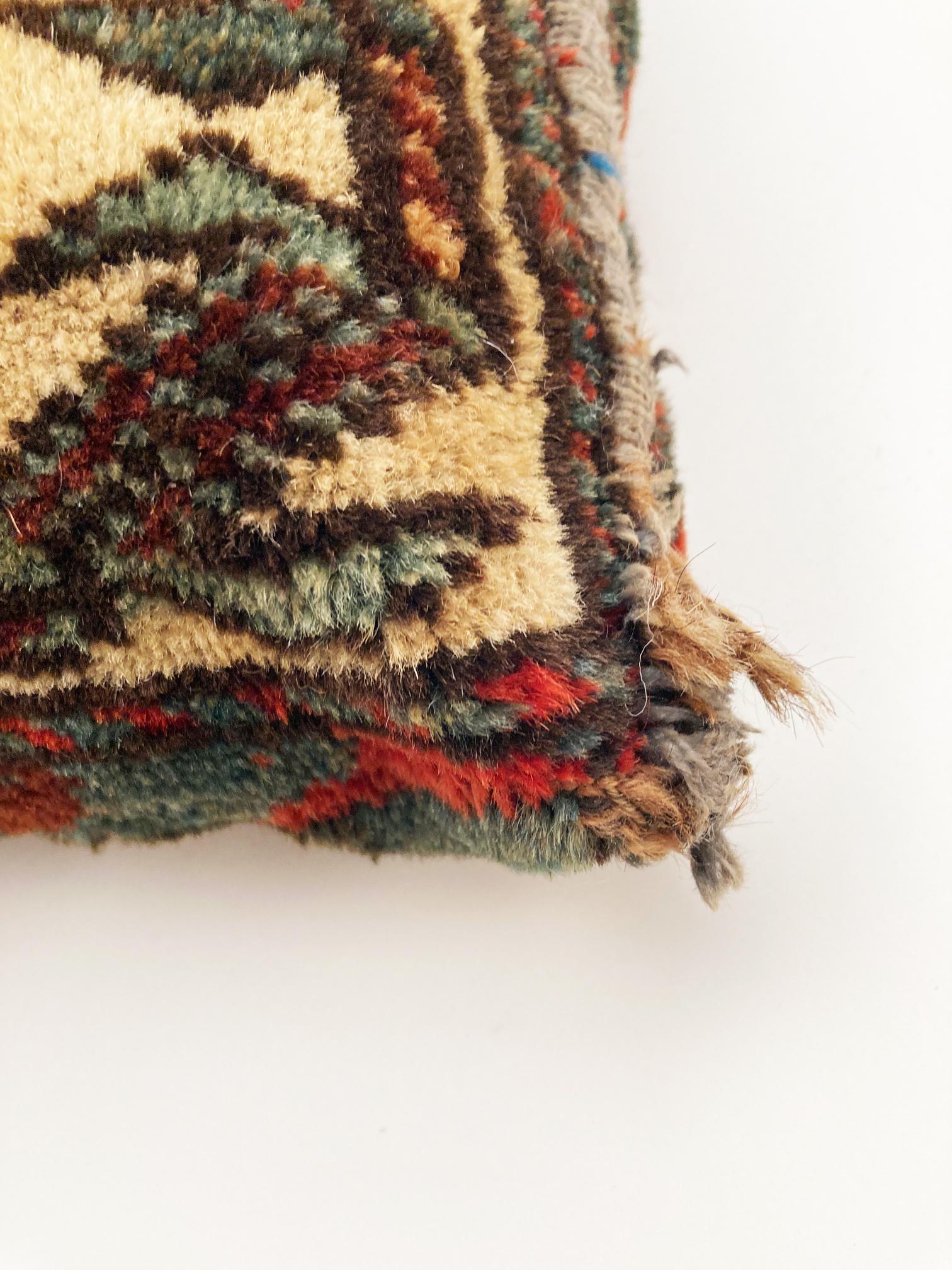 Ancien sac de selle persan converti en oreiller tribal, datant d'environ 1900 Bon état - En vente à Louisville, KY