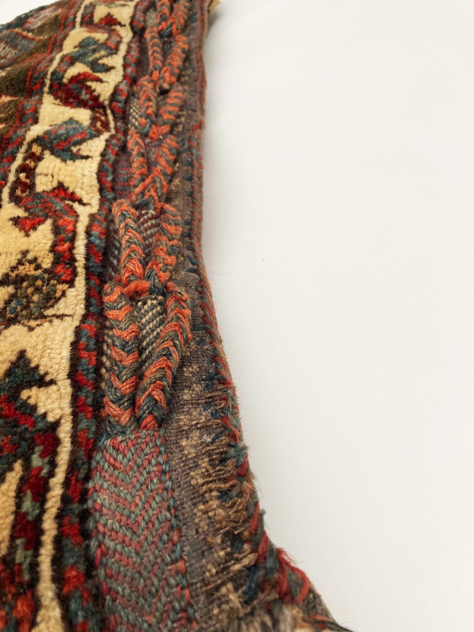 Laine Ancien sac de selle persan converti en oreiller tribal, datant d'environ 1900 en vente